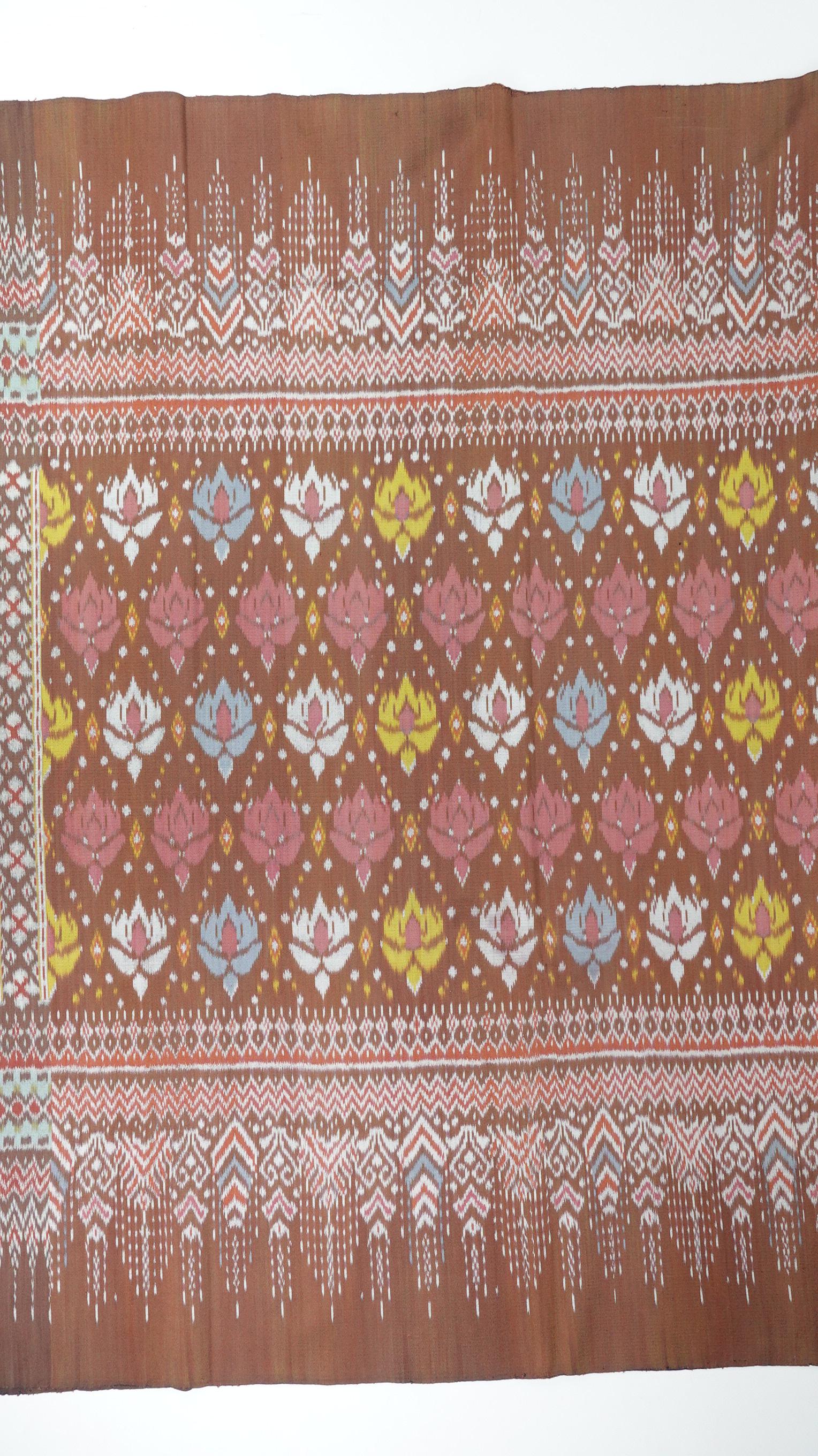 ซิ่น ผ้าไหมมัดหมี่ สีธรรมชาติ 3ตะกอ ทอเหยียบเหาะ มีหน้านาง ชายครุย ขนาด1x2เมตร ลายดอกกันเกรา สีน้ำตาล รหัส M3P-33-0224683