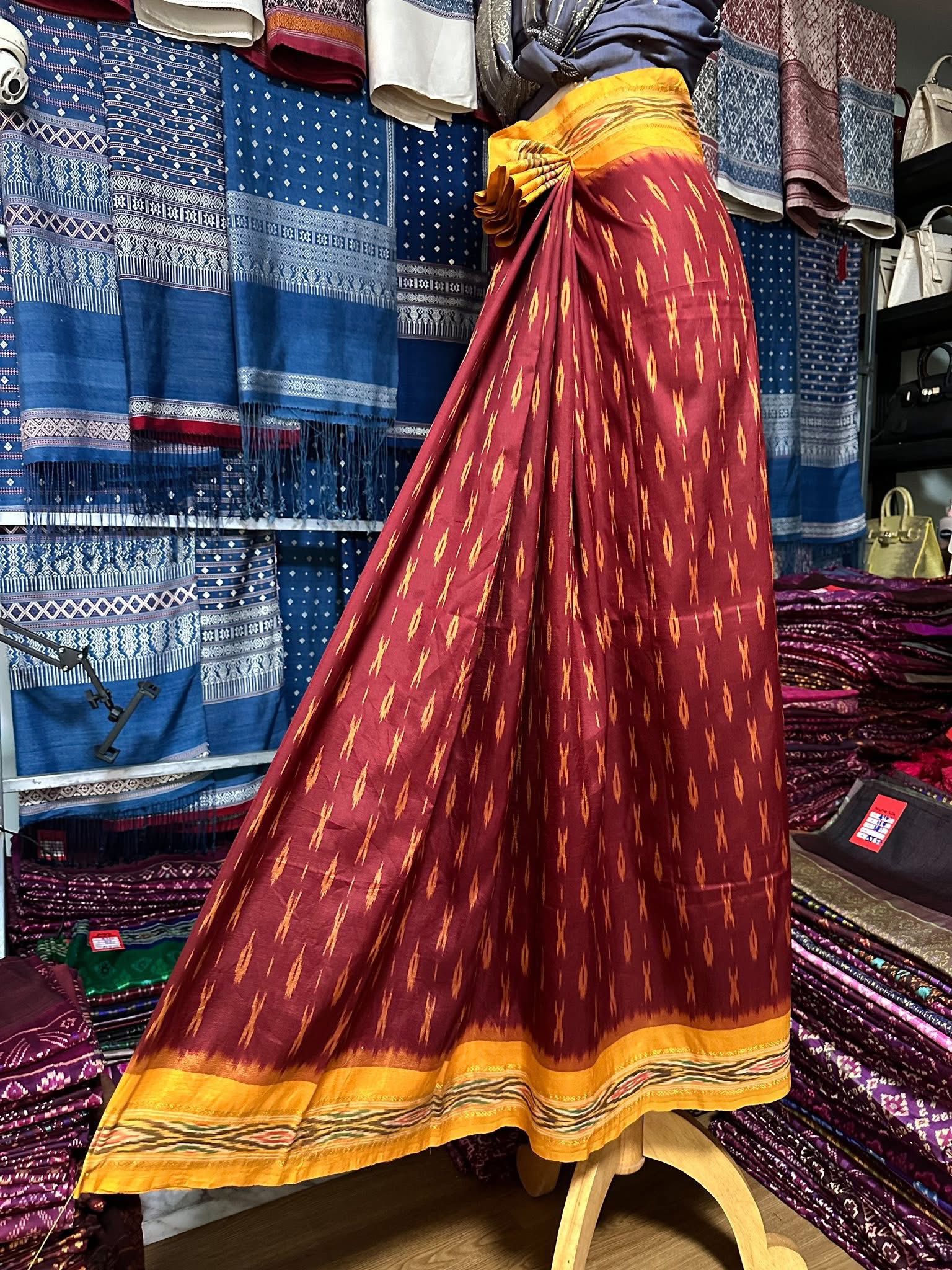 ซิ่น ไหมมัดหมี่ ผ้าปาโตล่า ขนาด 114x230ซม. ท้องผ้าสีแดงส้มเชิงเหลือง รหัส N9-SIL-051768A22