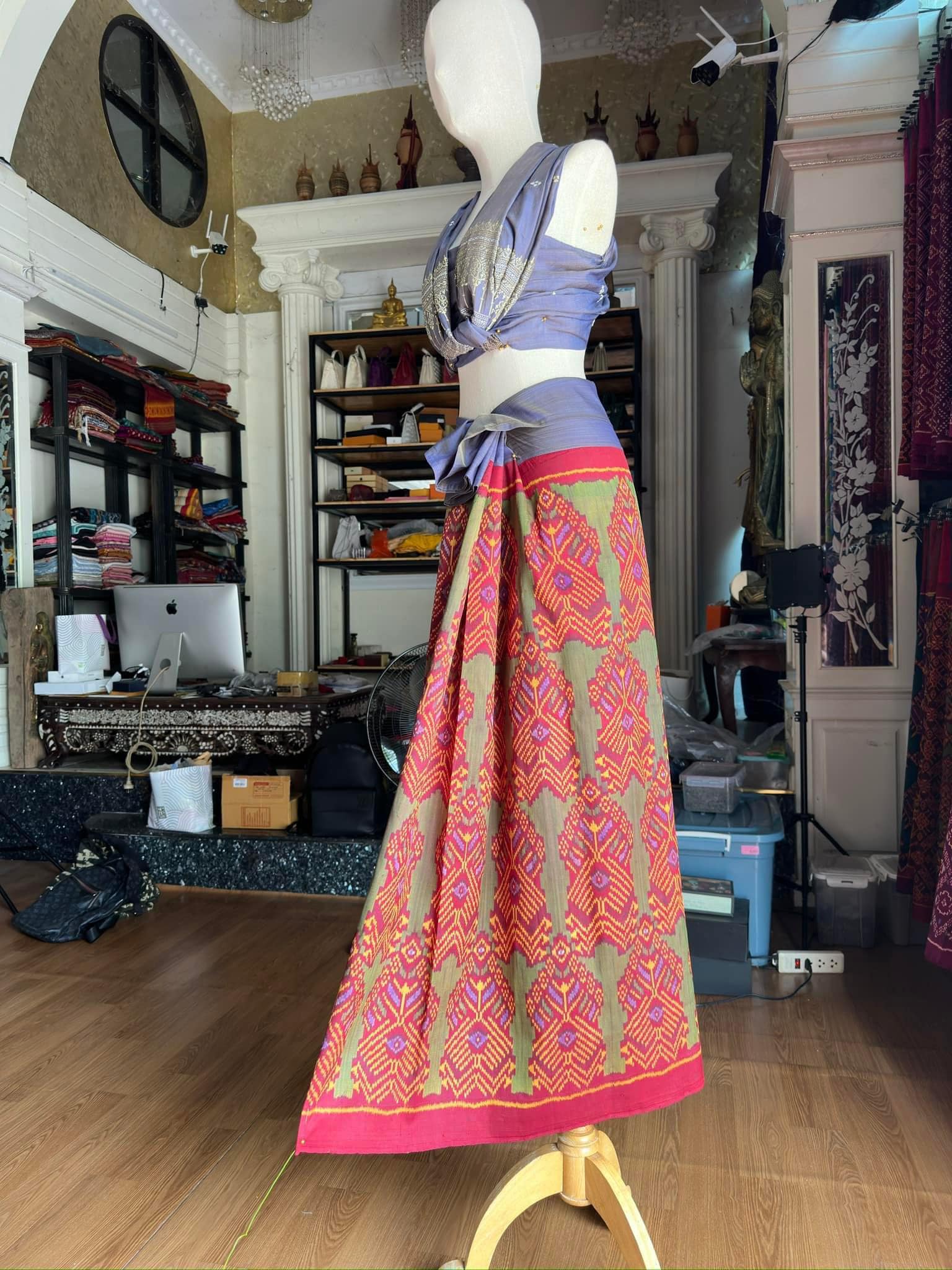 ซิ่น ไหมมัดหมี่รุ่นพิเศษ งานทอ 3ตะกอ ขนาด 115x160ซม สีแดง รหัส N9-SIL-JA2