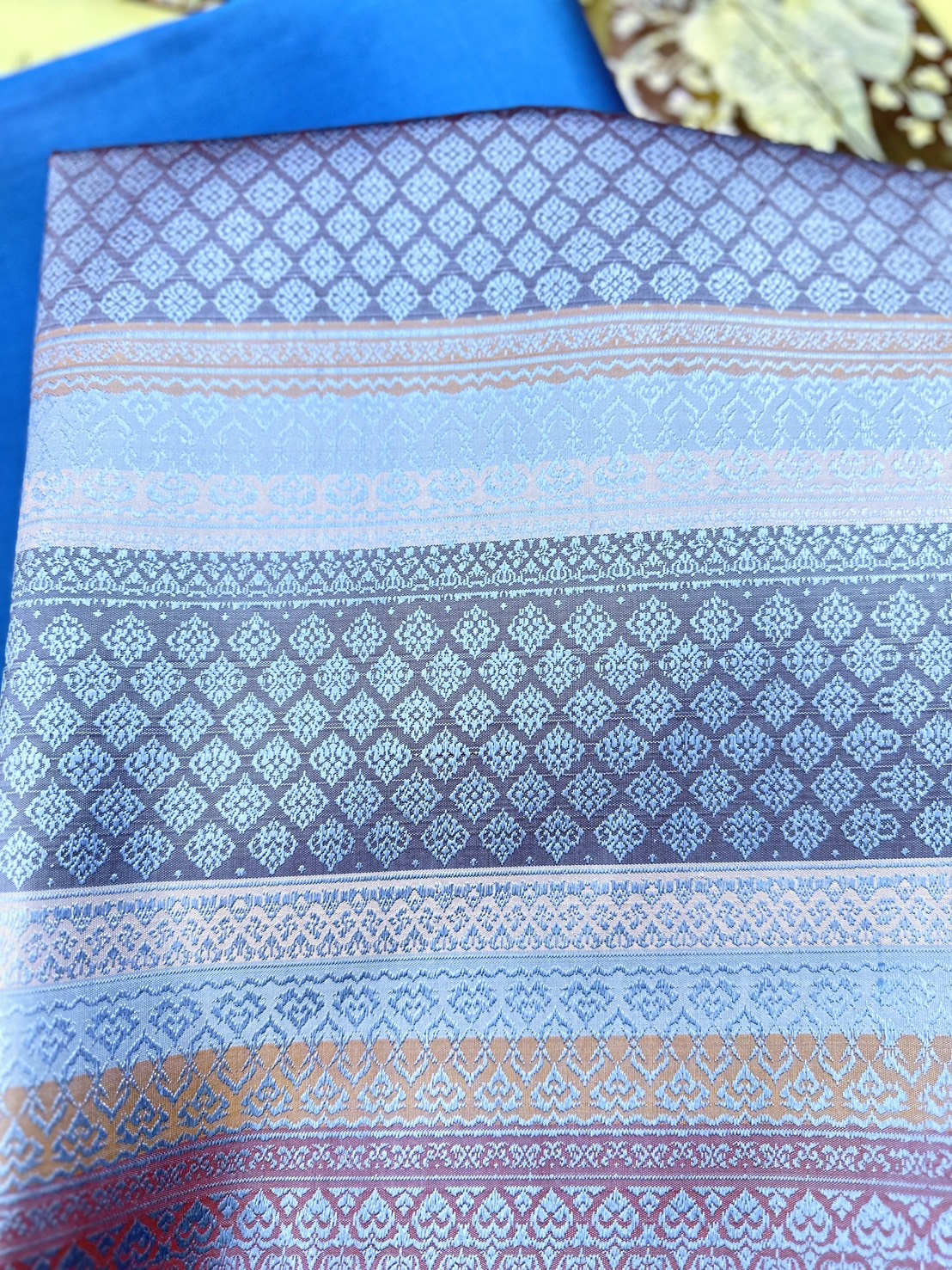 (ผ้าชุด)ไหมยกสุรินทร์ ขนาด 1x4เมตร (ลาย 2เมตร+สีพื้น 2เมตร) สีฟ้าเทา รหัส N10-ST-030468