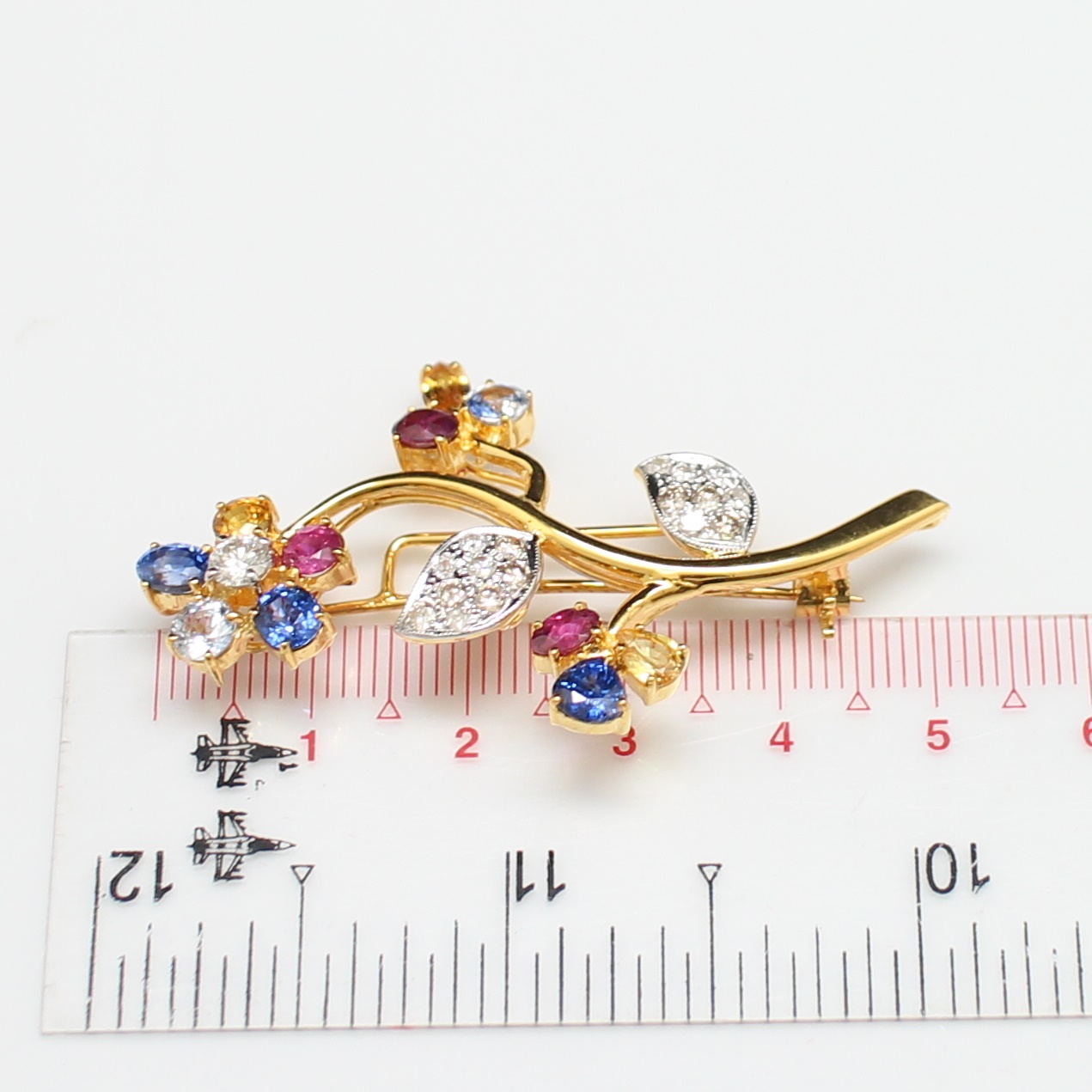 CL25010 เข็มกลัดดอกไม้พลอยหลากสี เพชรแท้ 1 เม็ด 0.25 กะรัต และ 0.55 กะรัต ทองแท้ 18k นน.รวม 10 กรัม