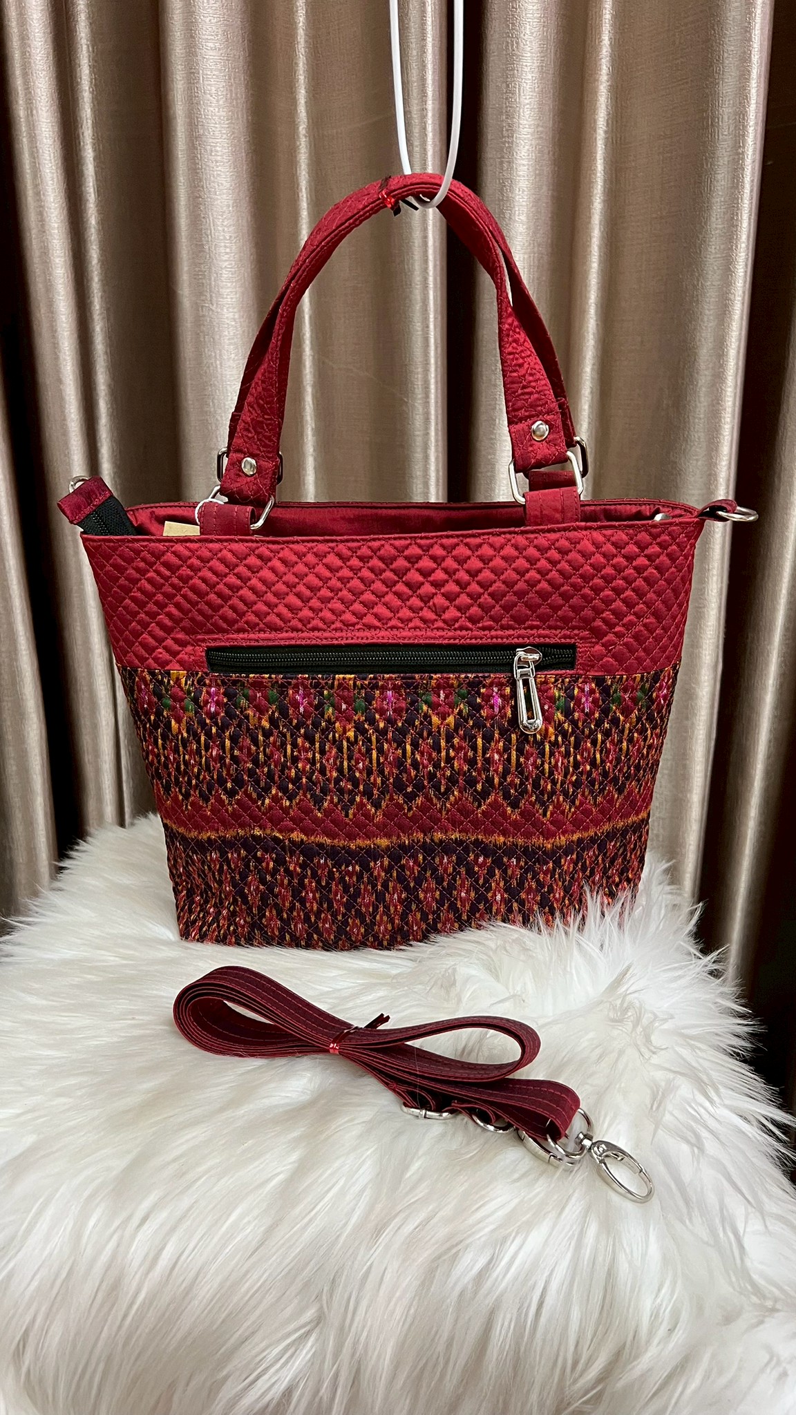 กระเป๋าถือผ้าไหม ทรงสายเดี่ยว ขนาด 5x9x9นิ้ว สีแดง รหัส GLA-PK-0408681412