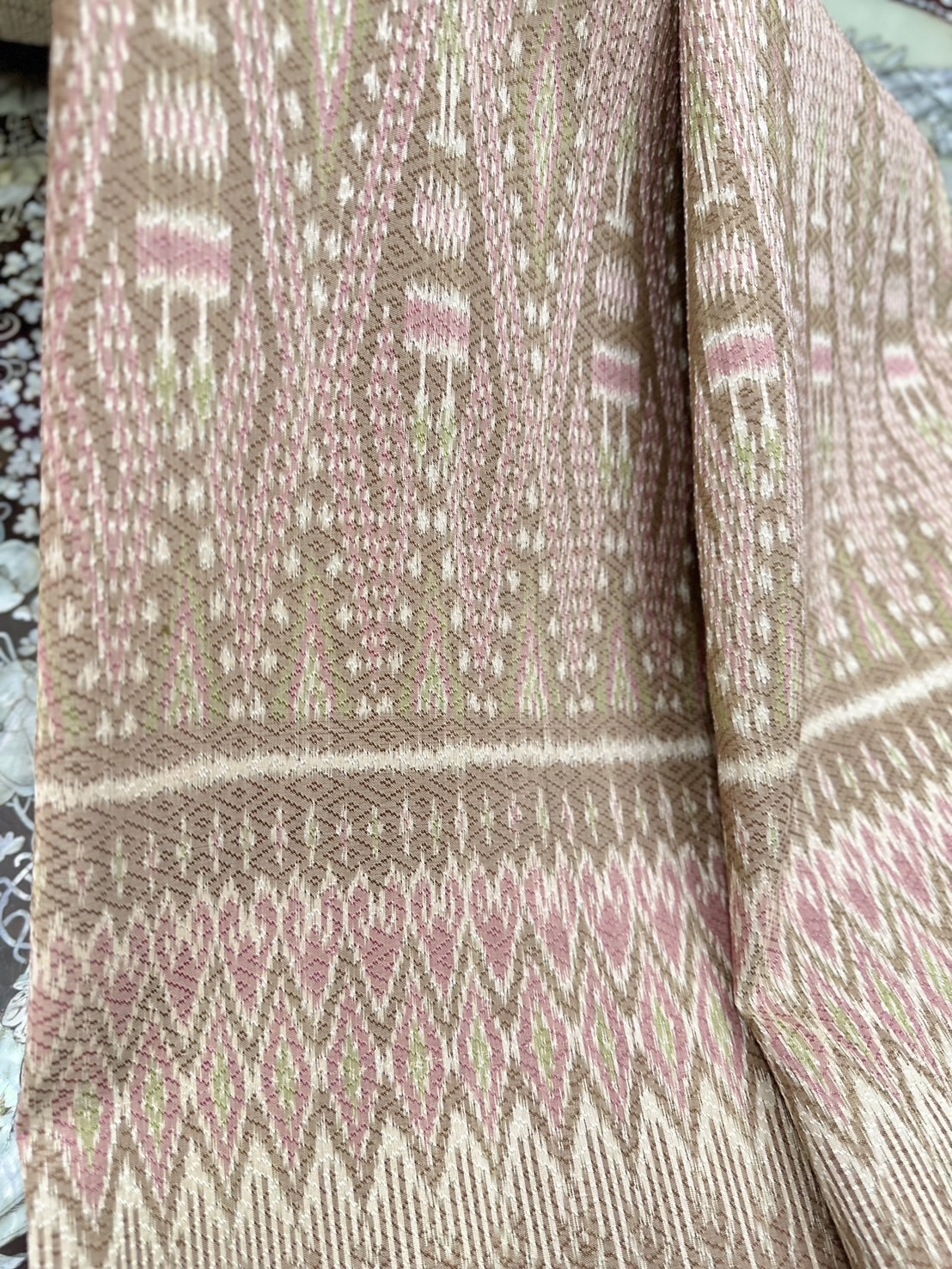 ซิ่น ผ้าไหมมัดหมี่ทอยกดอก 6ตะกอ สีธรรมชาติ ขนาด1x2เมตร ลายฉัตร สีชมพู รหัส L1-ST-0809681