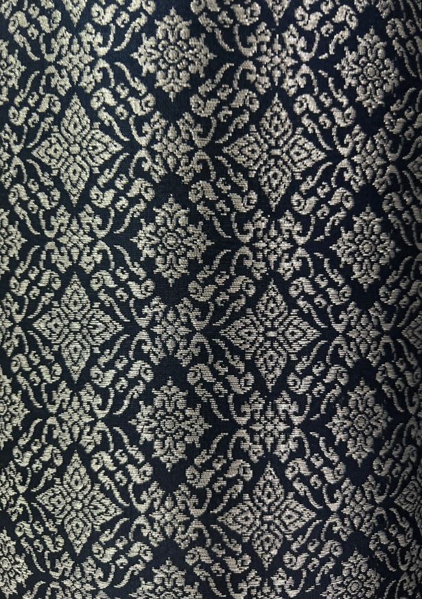 (ผ้าชุด)ผ้าไหมยกดอกลำพูน ดิ้นเงิน ขนาด 1.01x4.40เมตร ลายขวัญนารี พื้นสีกรม รหัส N90-29-TR0539