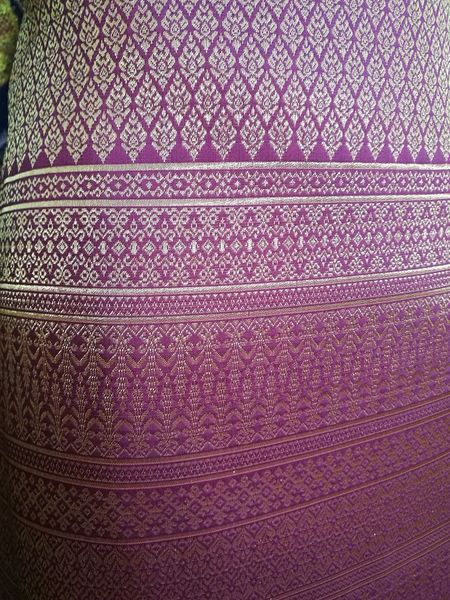 (ผ้าชุด)ไหมยกสุรินทร์ ขนาด 1x4เมตร (ลาย 2เมตร+สีพื้น 2เมตร) สีแดง รหัส N10-NY0322664