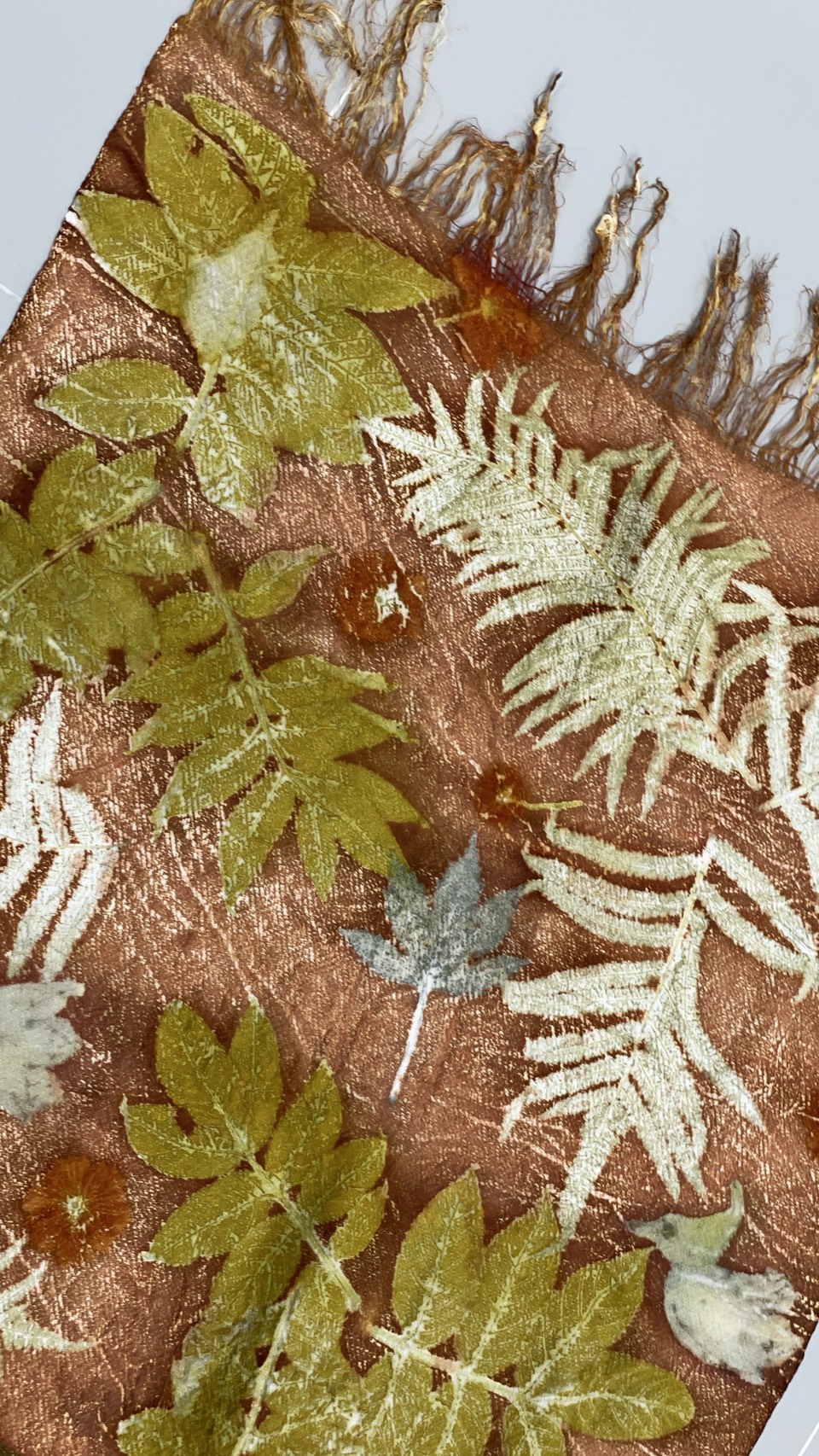 ผ้าคลุมไหล่ผ้าไหม Eco print เนื้อยกดอก มีชายครุย ขนาด 60x180ซม. สีน้ำตาล รหัส ECO-82-111468