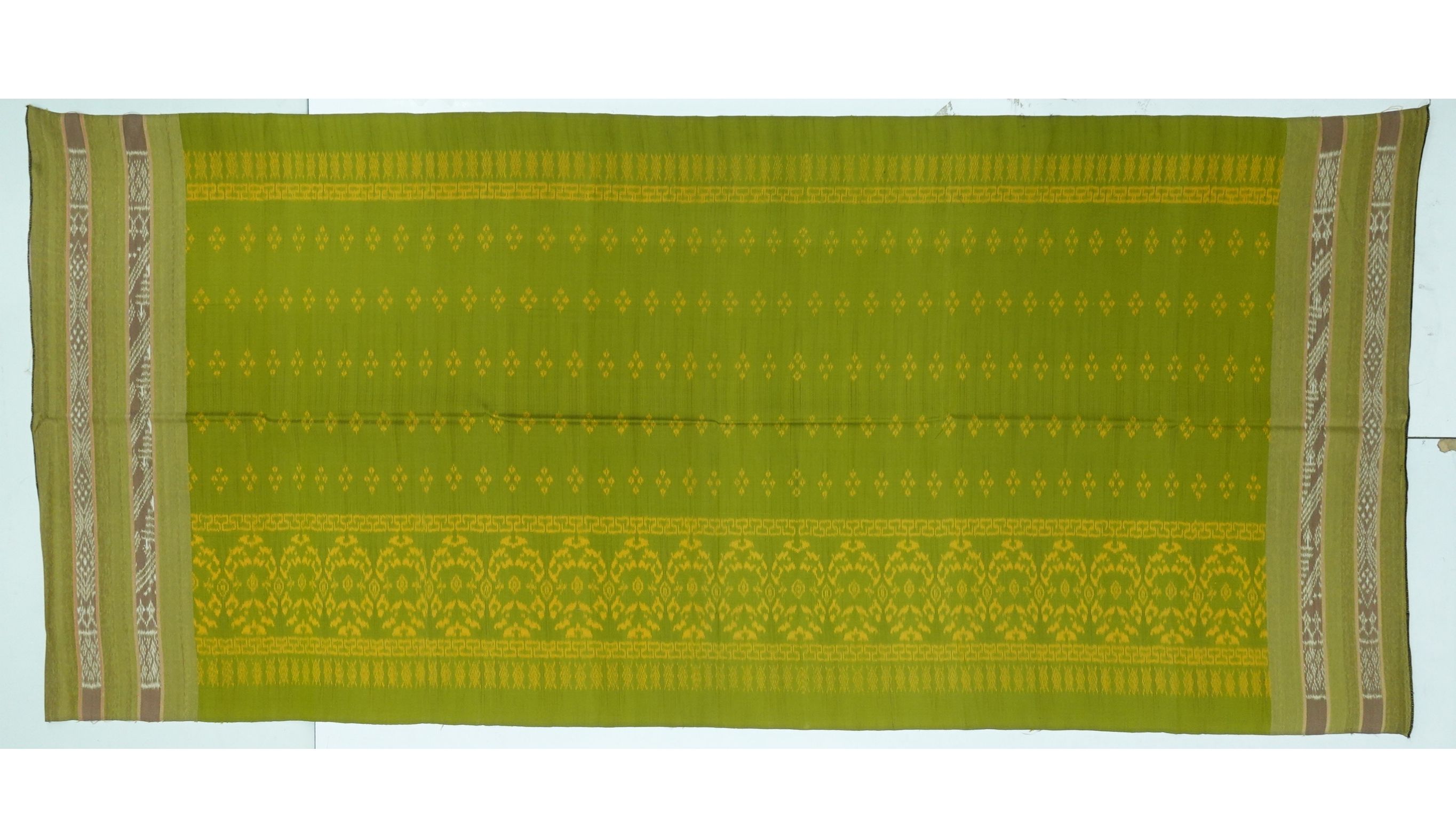 ซิ่น ผ้าไหมมัดหมี่ 3ตะกอ ขนาด 1x2เมตร ลายดอกแก้ว พื้นสีเขียวตองอ่อน รหัส R2Q-ME-066-1220670911