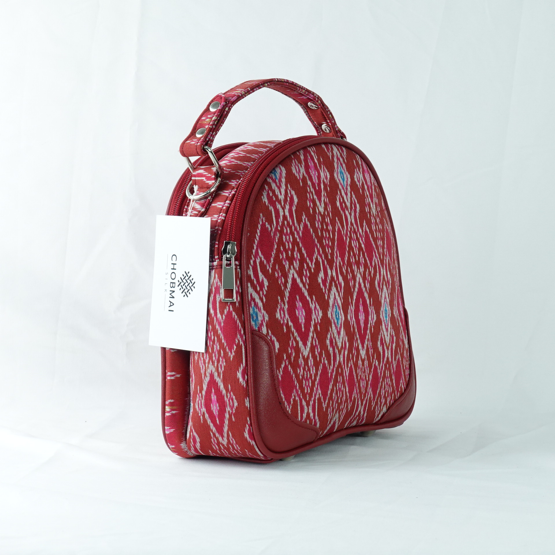 กระเป๋าถือไหมแท้ทรงโดมหลังเต่า พร้อมสายสะพาย ขนาด 8x21x21 ซม. ความสูงหูจับ 7 ซม. สีแดง รหัส GO-TT-060468149