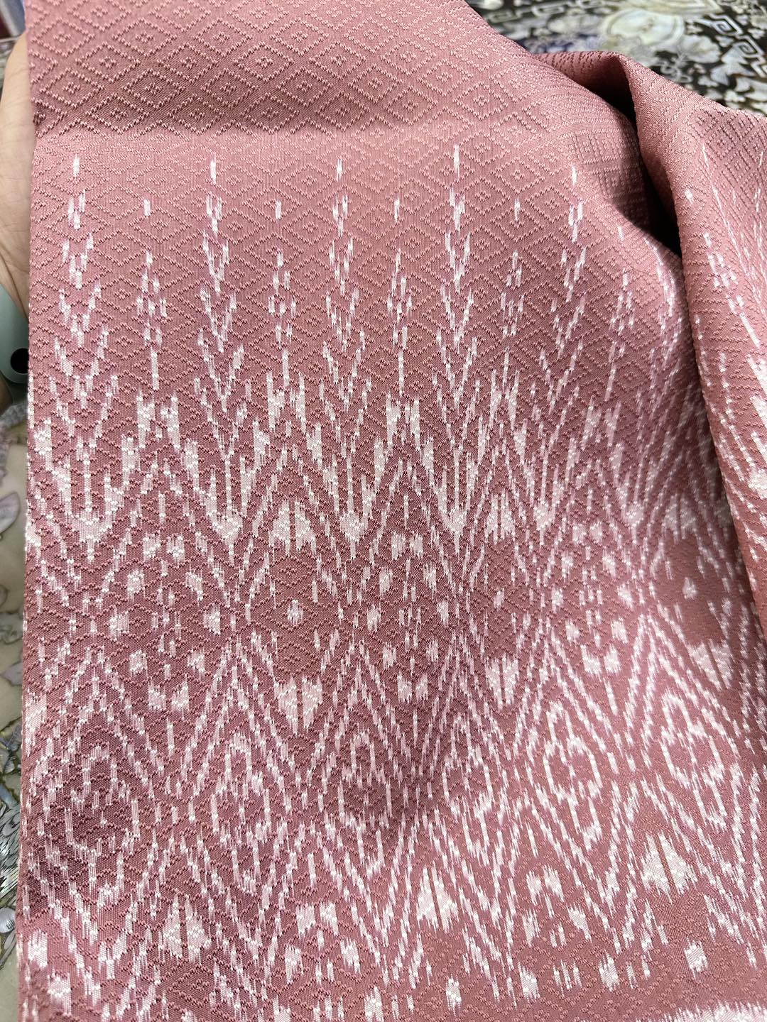 (ผ้าชุด)ผ้าไหมมัดหมี่ยกดอก 6ตะกอ (ผ้าลาย 2เมตร+สีพื้น 2เมตร) สีเฉดสีโอวัลตินโอลโรส รหัส L8A-ST-12141455