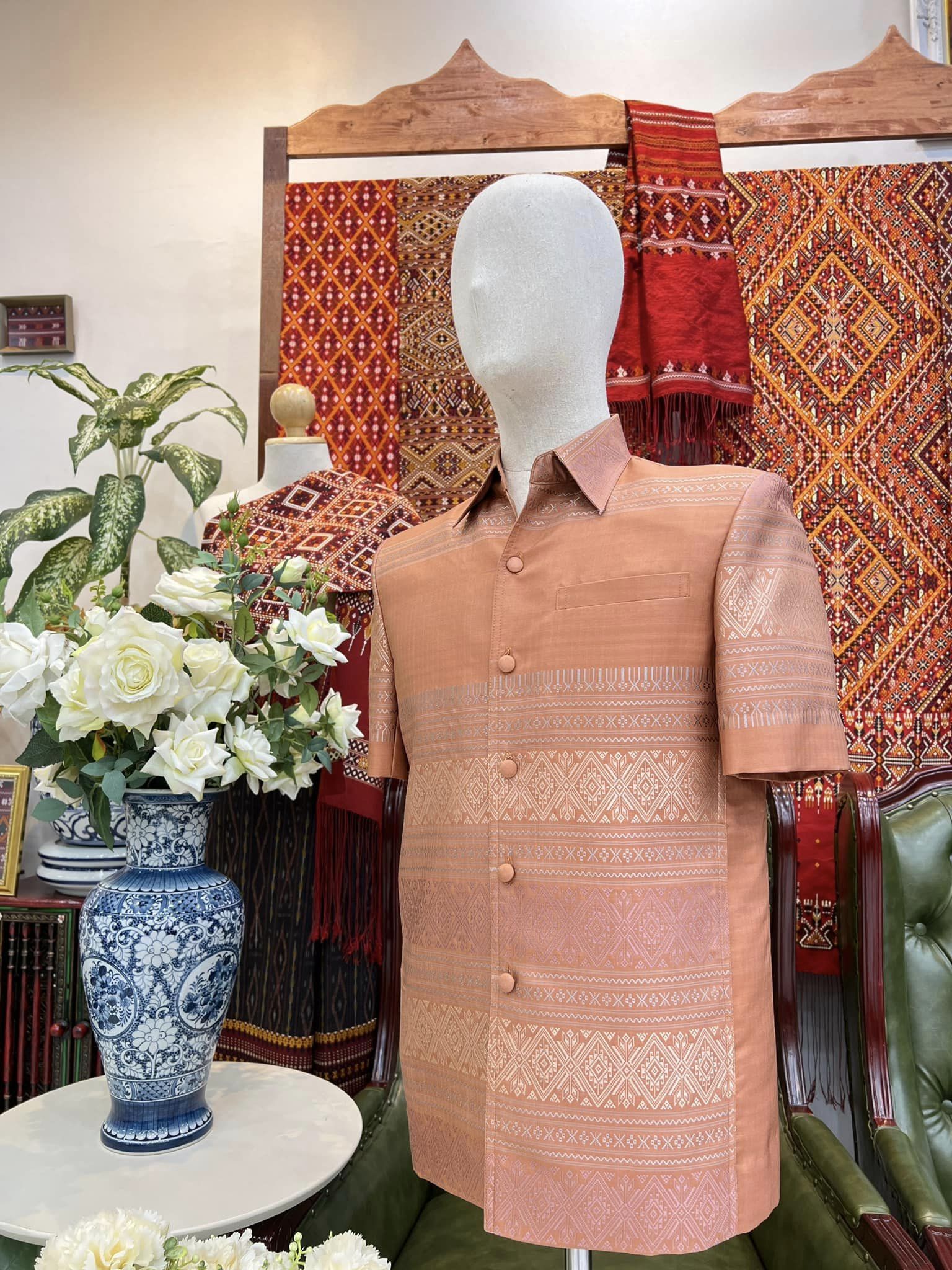 เสื้อสูทไหมแพรวา แขนสั้น พื้นสีส้ม สีโอรส ไซส์ M รหัส DR-BM-11296609141