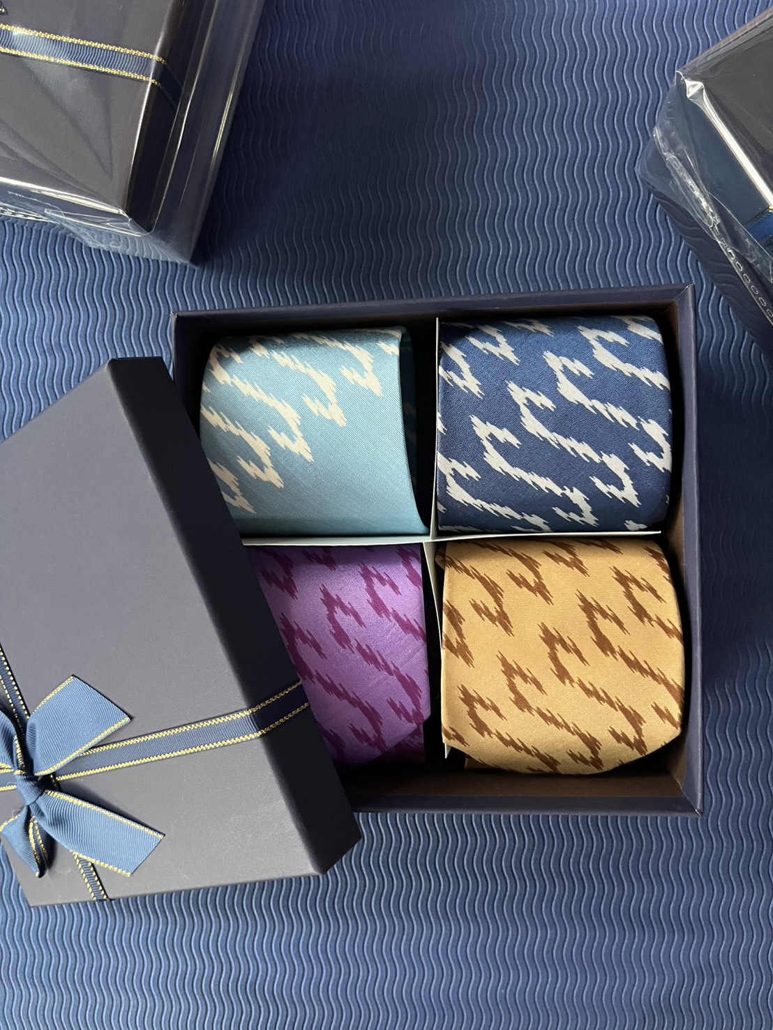 เซ็ตของขวัญ เนคไทผ้าไหมพิมพ์ลาย (แพค 4 เส้น)