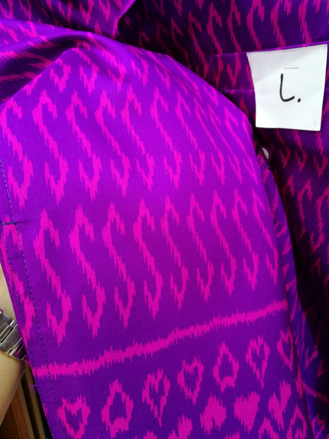 เสื้อซาฟารี คอปก ผ้าไหม พิมพ์ลาย เนื้อเรียบ ลายขอ ไซส์ L รอบอก44 สีม่วงชมพู รหัส DS-NY-0109671