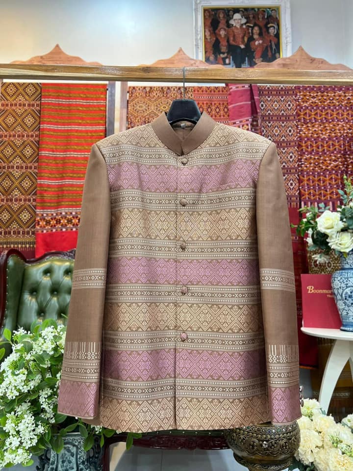เสื้อสูทคอพระราชทาน แขนยาว ไหมแพรวา โทนสีน้ำตาล รหัส DM-BM-1128676
