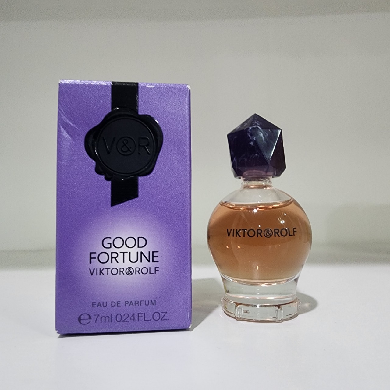 น้ำหอมจิ๋วมินิ V&R Viktor&Rolf Good Fortune EDP 7ml แบบแต้มมีกล่อง ( Mini Perfume น้ำหอมขนาดพกพา) น้ำหอมจิ๋วมินิ ขวดน่ารัก ตั้งโชว์ก็สวย พกพาก็สะดวก หัวแต้มตามจุดชีพจร
