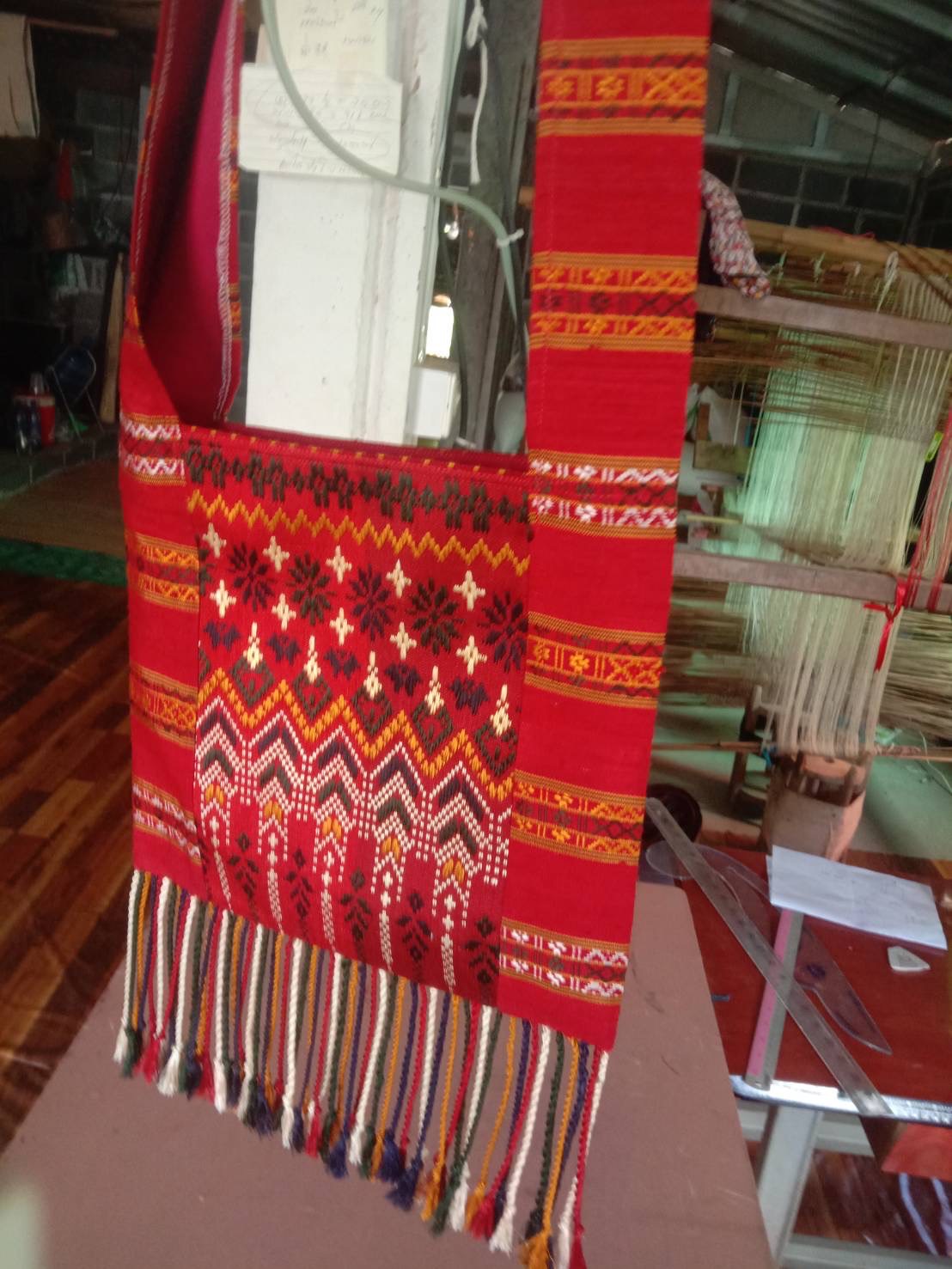 ย่าม ไหมแพรวา ขนาด 9x10นิ้ว คละลาย พื้นสีแดง รหัส GLC-BM08046614194