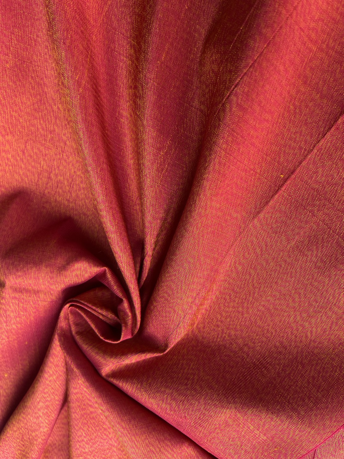 ผ้าไหมหางกระรอก ไหมบ้าน เนื้อหนา สีแดงส้ม ตัดขายตามความยาวเมตร รหัส R1N-NY-0327682