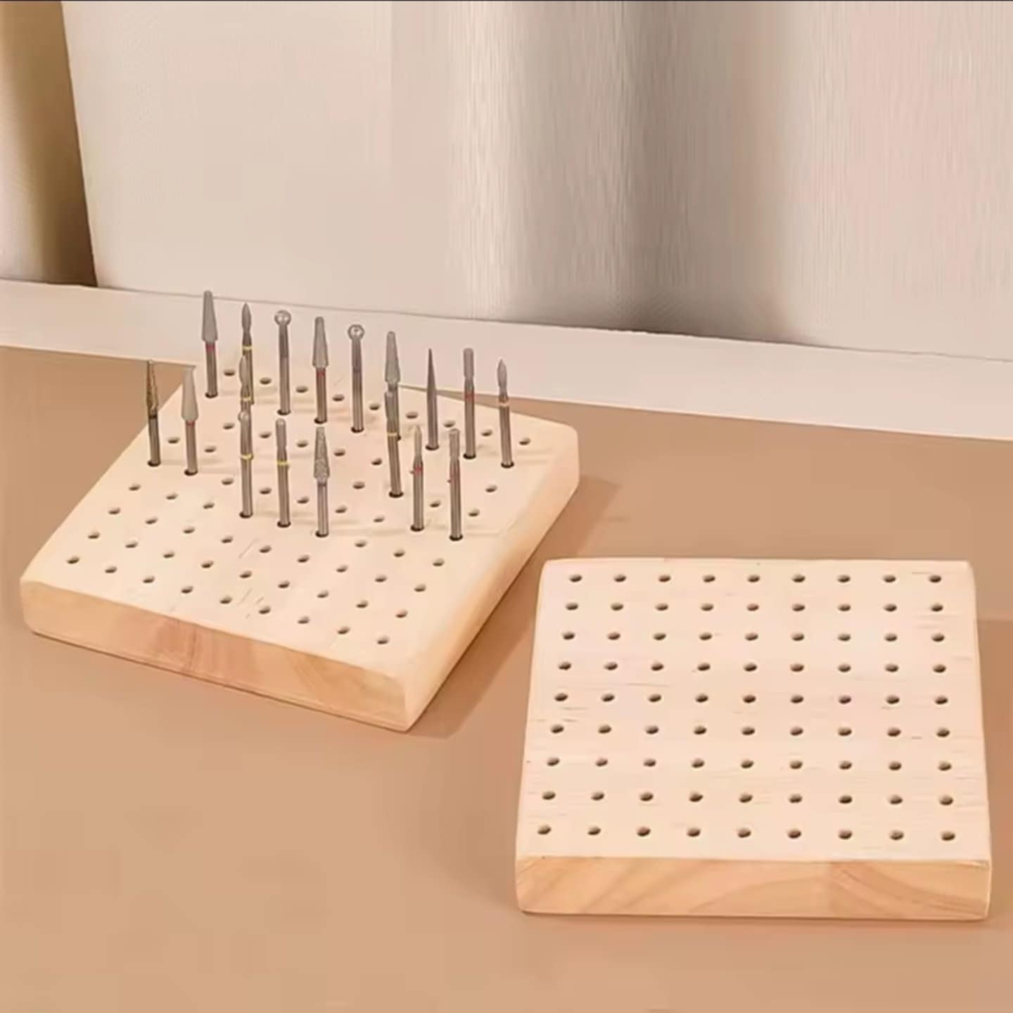 แท่นจัดระเบียบหัวเจียรเล็บ กล่องไม้เสียบหัวเจียร บล็อกใส่หัวเจียร ขนาด10x10cm