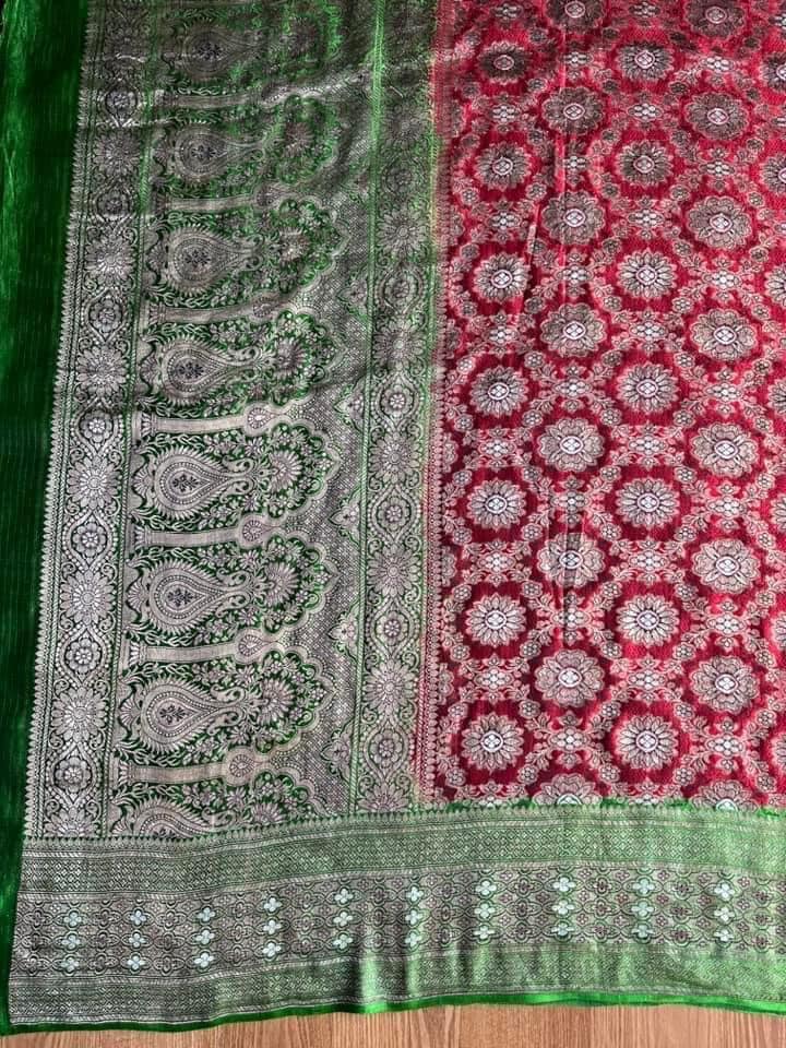 ซิ่น ผ้าปาโตล่า เส้นยืนไหมแท้ ขนาด 112x460ซม. พื้นสีแดง สีเขียว รหัส N9-SIL-GK2