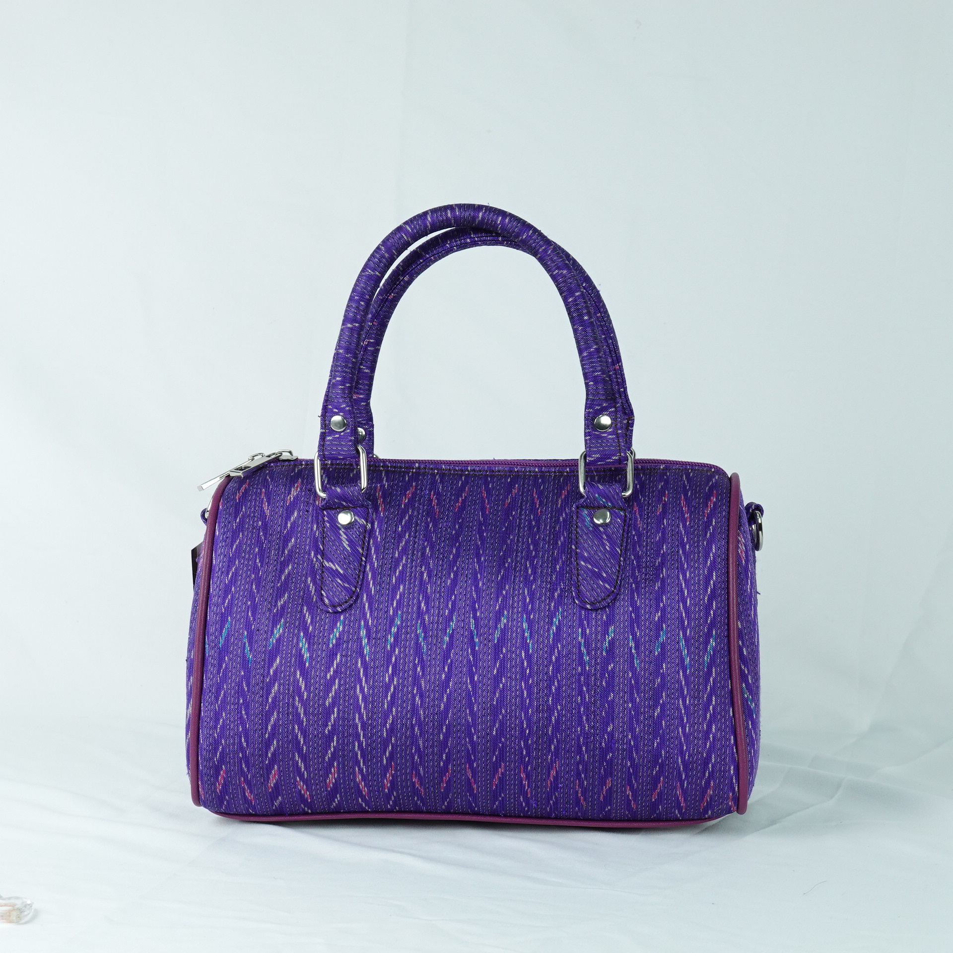 กระเป๋าถือผ้าไหม ทรงหมอน ขนาด 13x27x17ซม. ความสูงหูจับ 30 ซม. ลายโฮล สีม่วง รหัส GLA-TT-0603682