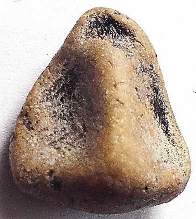 พระปิดตาหลังหยิบ กรุวัดพระแก้ว กทม. พิมพ์แขนบ่วง