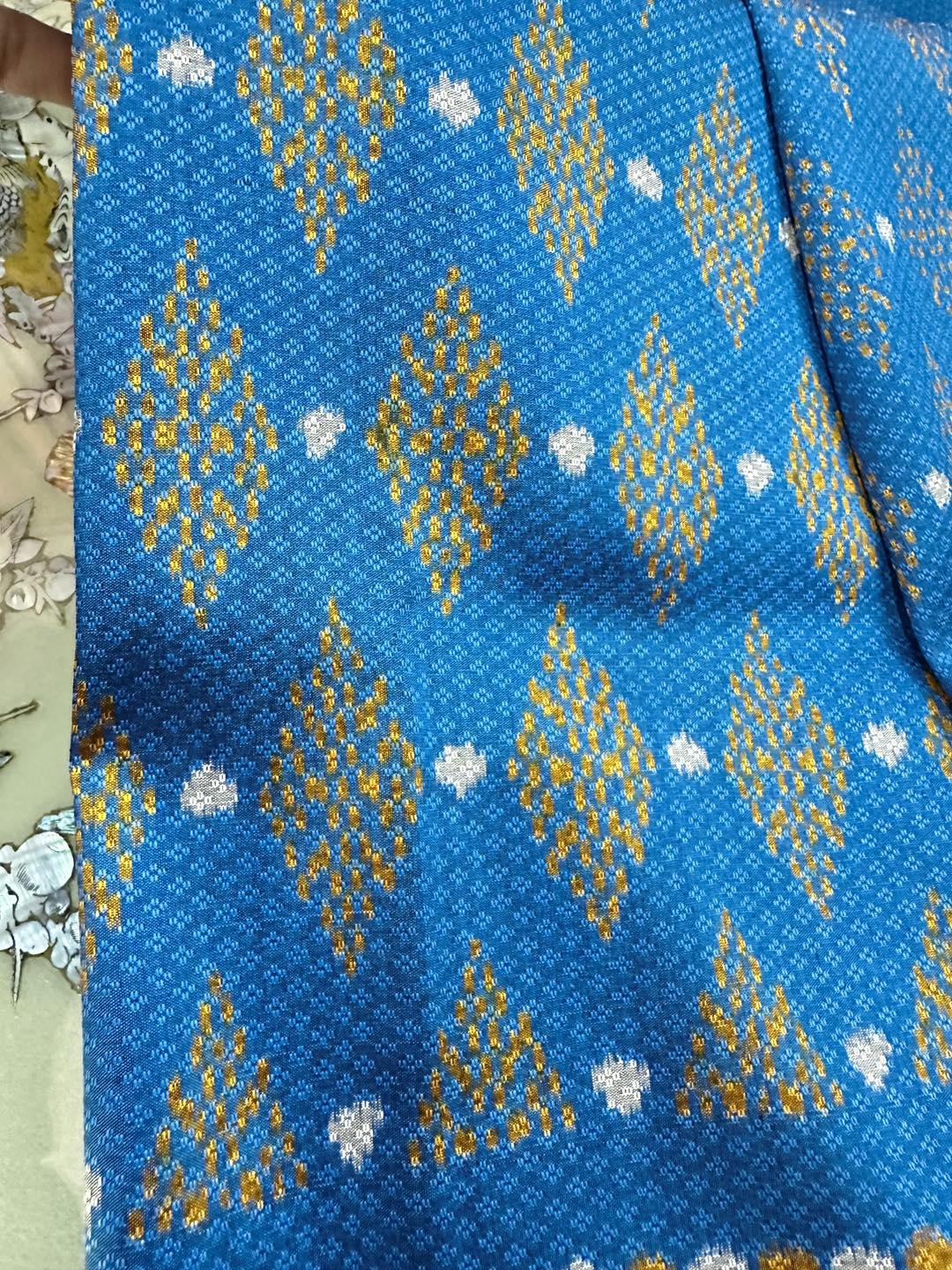 (ผ้าชุด)ผ้าไหมมัดหมี่ยกดอก 6ตะกอ (ผ้าลาย 2เมตร+สีพื้น 2เมตร) สีฟ้าเหลือบน้ำเงิน รหัส L8A-ST-1227662