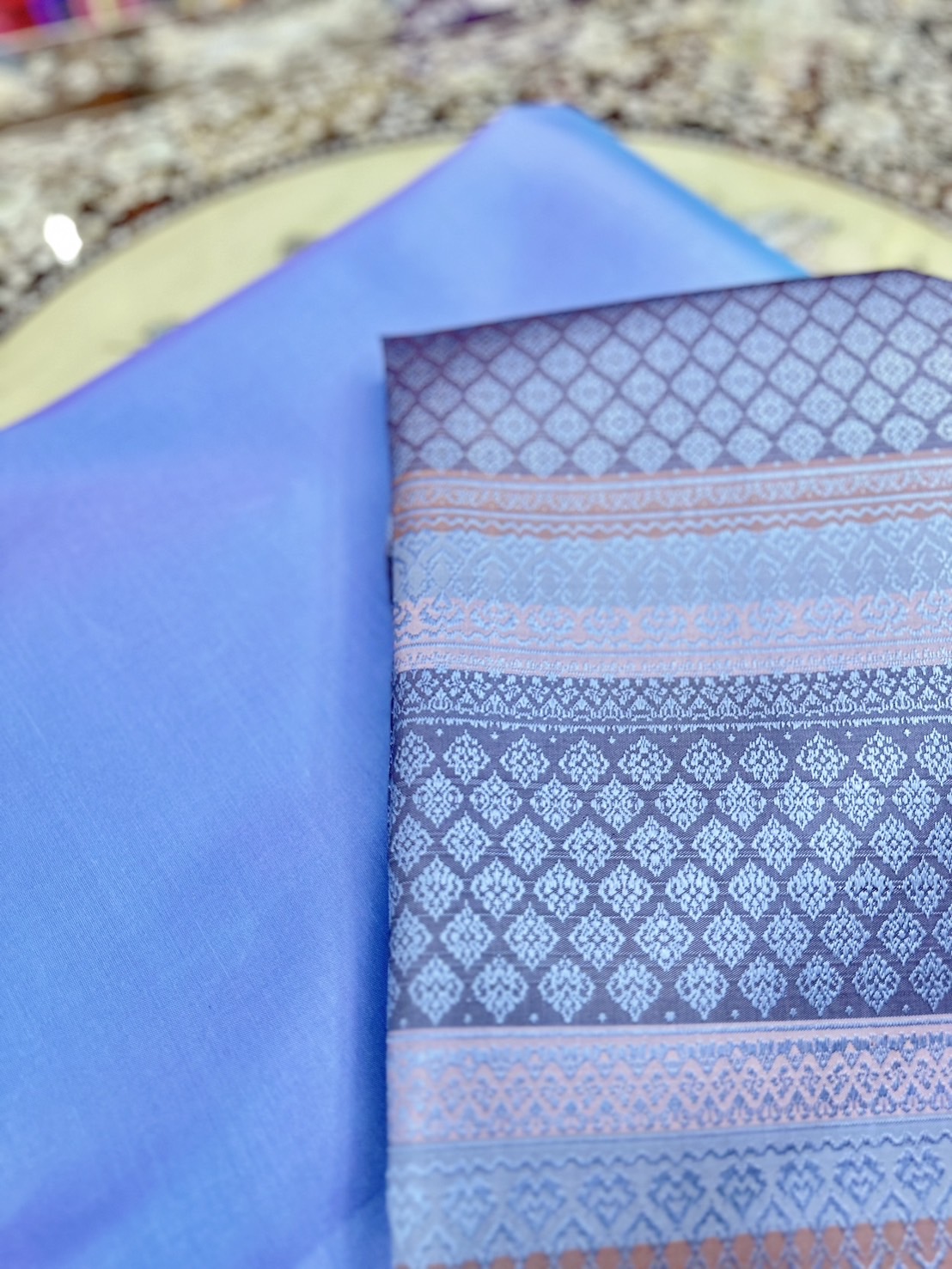 (ผ้าชุด)ไหมยกสุรินทร์ ขนาด 1x4เมตร (ลาย 2เมตร+สีพื้น 2เมตร) สีฟ้าเทา รหัส N10-ST-030368