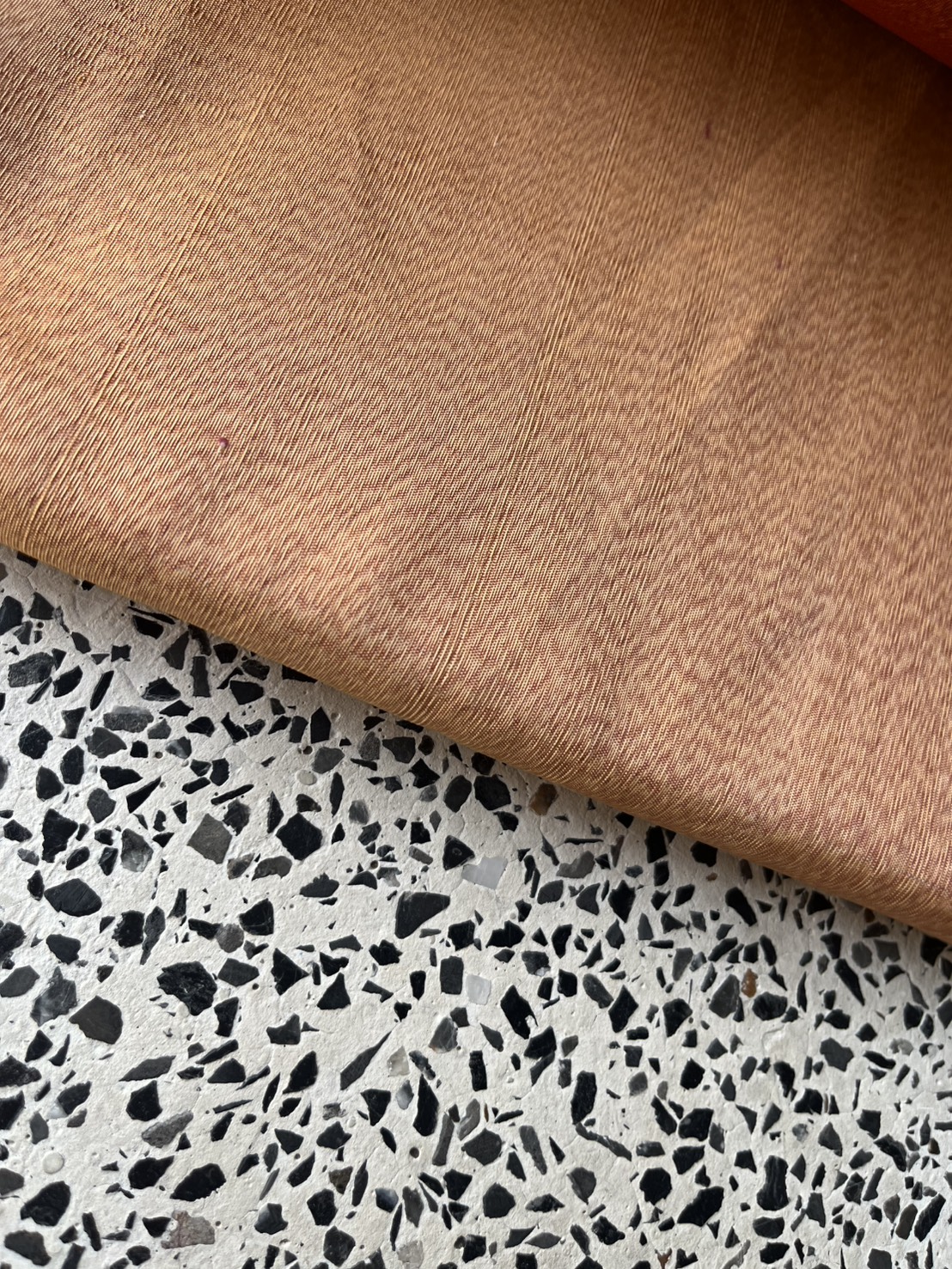 ผ้าไหมหางกระรอก ไหมบ้าน เนื้อหนา สีส้มโอรสอ่อน ตัดขายตามความยาวเมตร รหัส R1N-NY-0327684