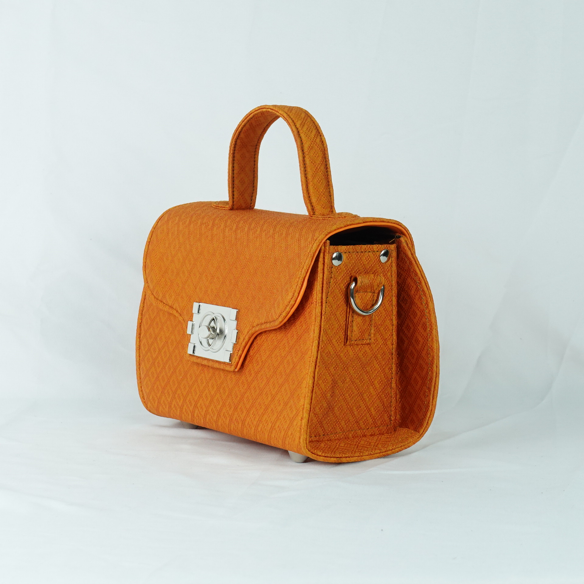 กระเป๋าถือผ้าไหมทรงกล่องฝาพับ ขนาด 21x13x10ซม.ความสูงหูจับ 7ซม. สีส้ม รหัส GLA-TT-06036816