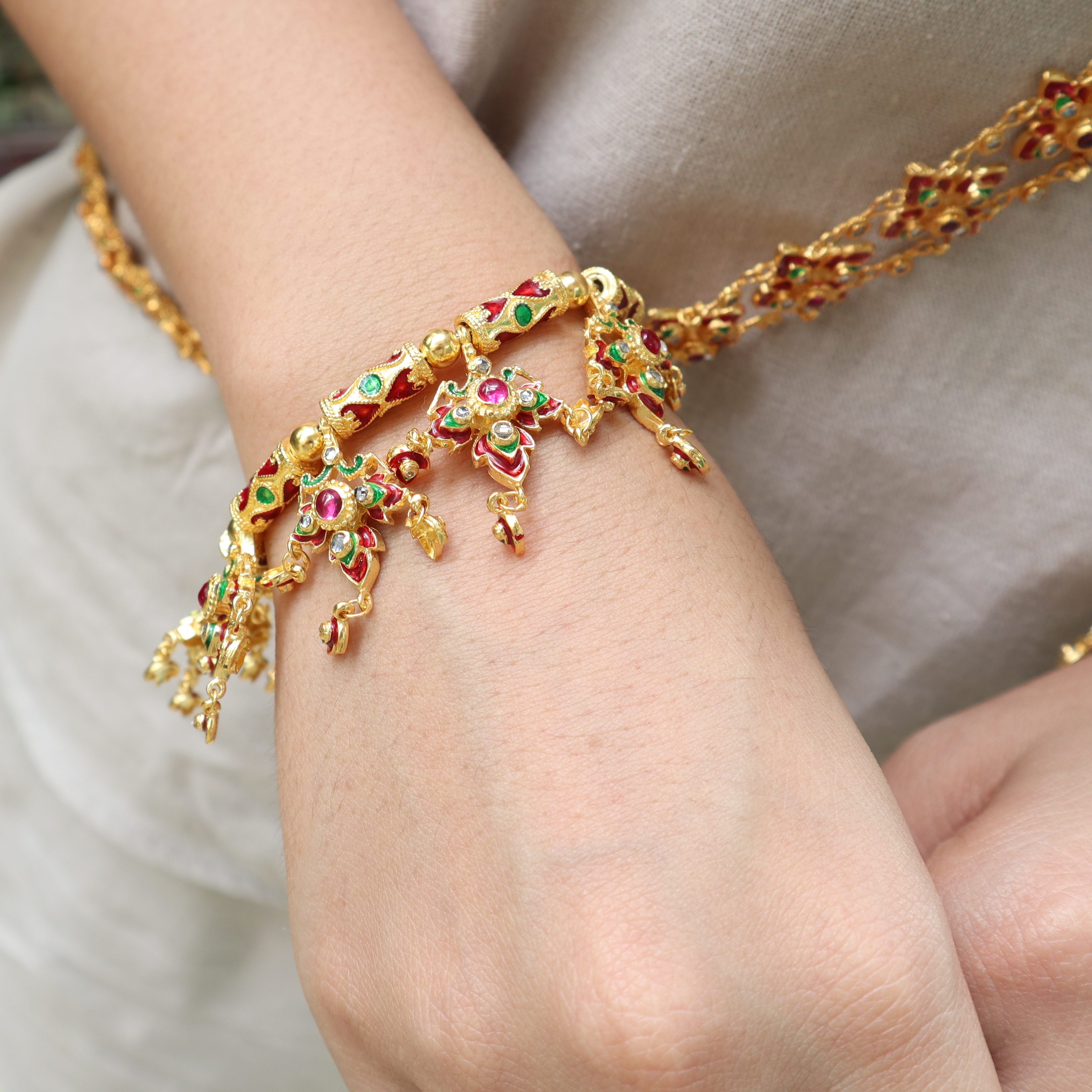 SI296 ชุดสังวาลย์พร้อมสร้อยข้อมือ สร้อยคอ ต่างหู ตัวเรือนเงินแท้ลงยา ประดับแก้ว สร้อยคอหนัก 62.2 กรัม สร้อยข้อมือ 2 เส้นหนัก 90.2 กรัม ยาว 17.5 ซม.