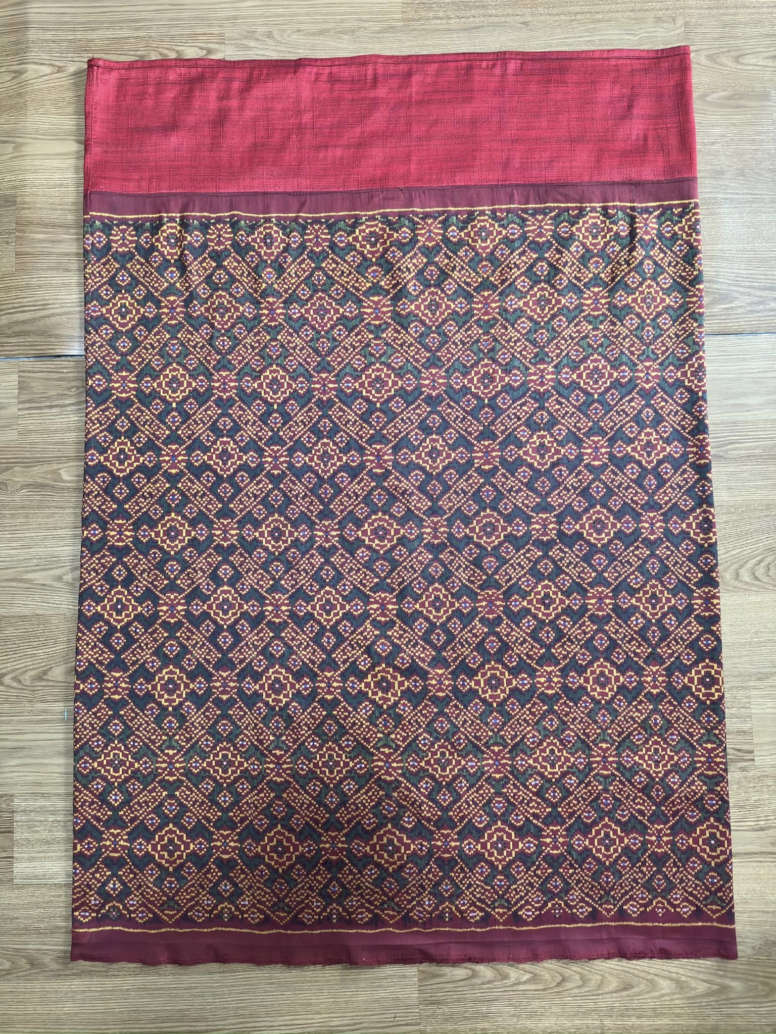 ซิ่น พระตะบอง ผ้าจามทอสามตะกอ ขนาด 118x170ซม พื้นสีแดง รหัส N9-SIL-AJ12