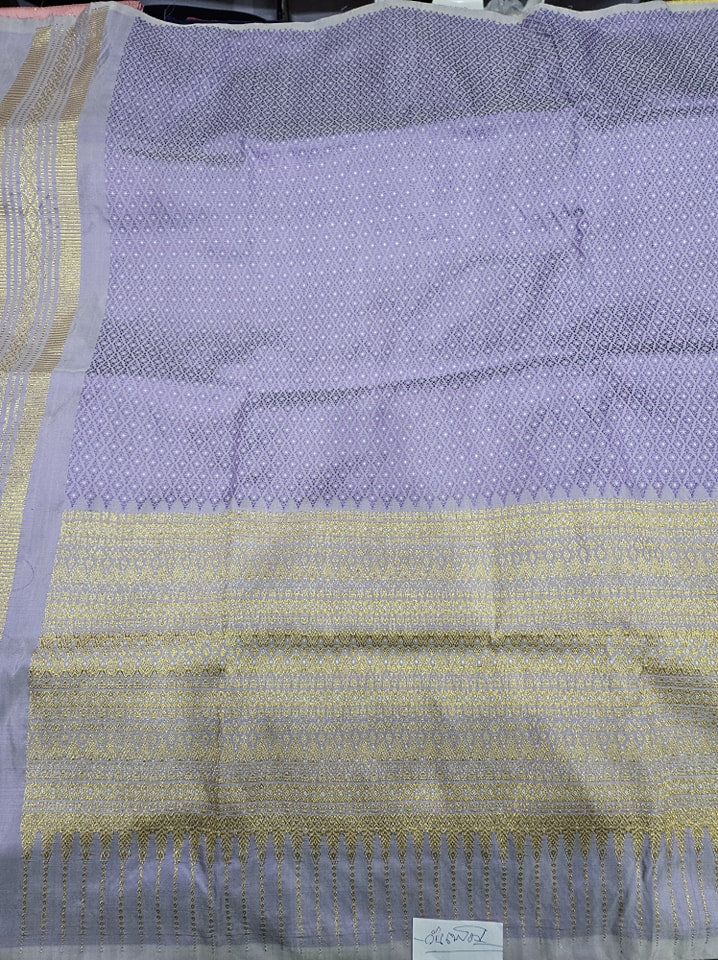 ซิ่น ผ้าไหมยกสุรินทร์ ไหมแท้ 32ตะกอ มีหน้านาง เกาะเชิงดิ้นทอง ขนาด1x2เมตร พื้นสีม่วงดอกมะเขืออ่อน รหัส N11-TT-1220661