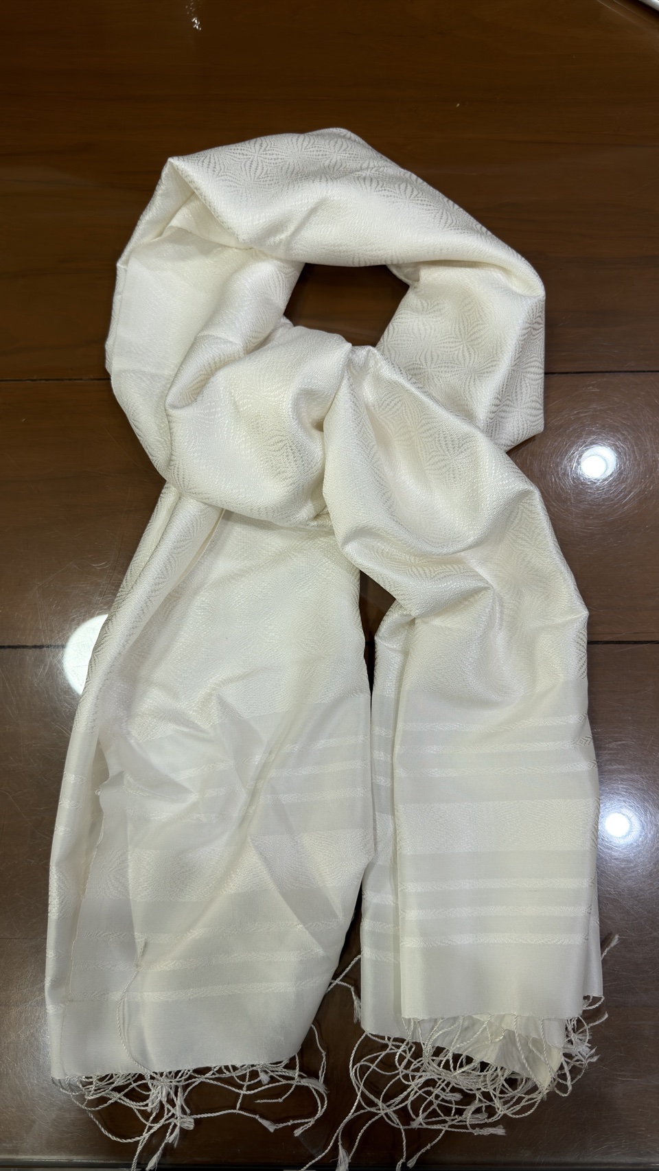 ผ้าคลุมไหล่ผ้าไหม ไหมแท้ ยกดอกลีลาวดี ขนาด 63x200ซม. สีขาว รหัส ZYG-AA-111868171