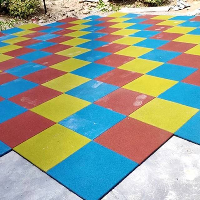 พื้นยางสนามเด็กเล่น พื้นยางสังเคราะห์ แบบมีตัวล็อคหนา20มิลราคา750บาท