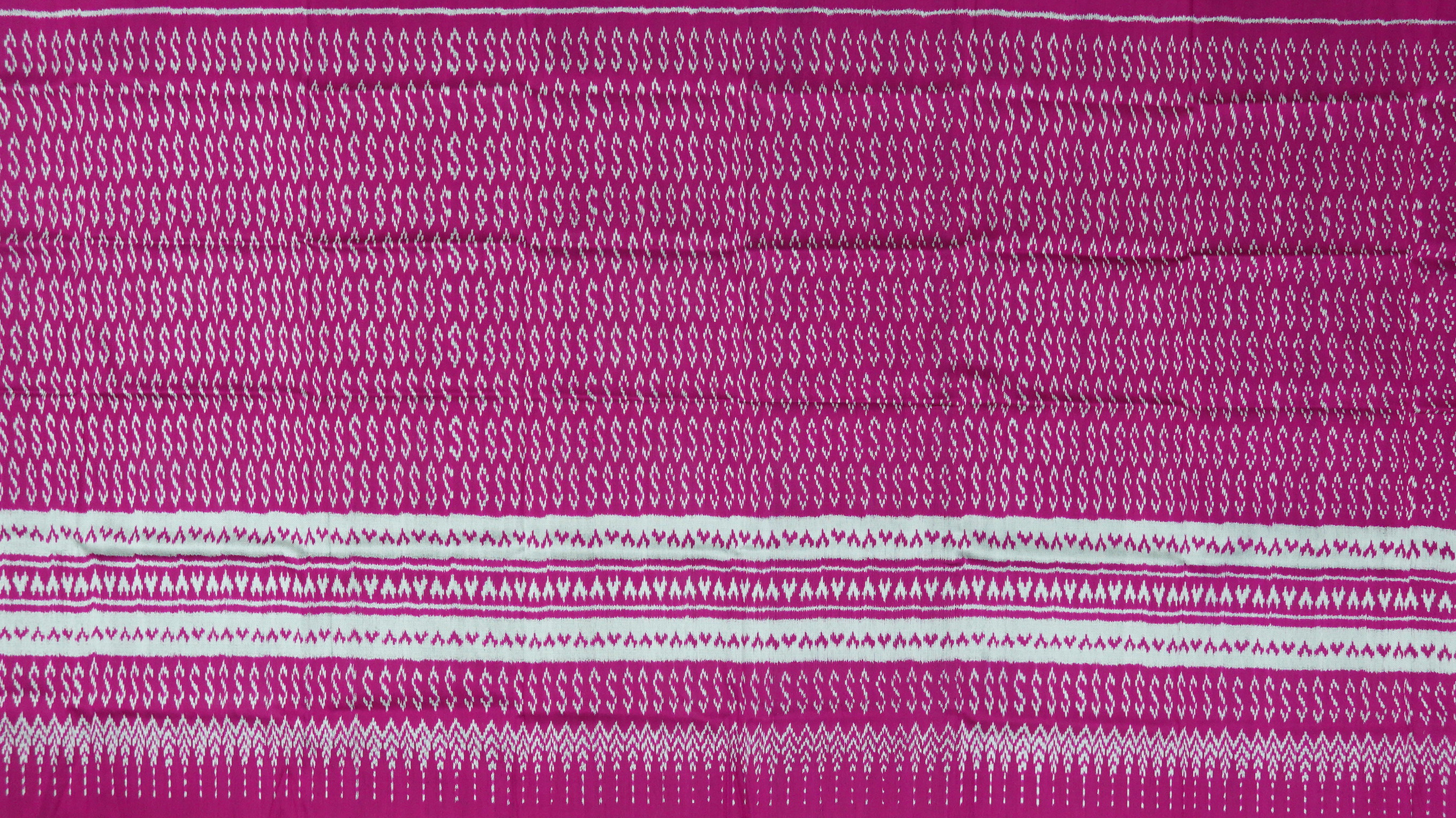 ซิ่น ผ้าไหม มัดหมี่ 3ตะกอ ไหมแท้ ขนาด 1x2เมตร ลายขอพระราชทาน สีบานเย็น สีชมพูสด รหัส PCS-ME-1005652