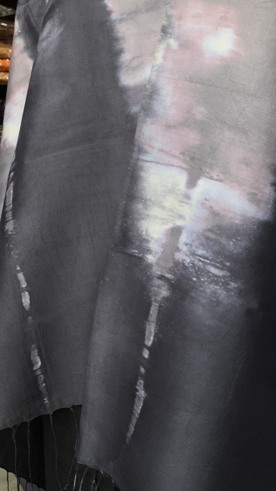 ผ้าคลุมไหล่ผ้าไหม สไลด์สี เนื้อเรียบ ขนาด 60x200ซม. สีเทา-สีดำ รหัส ZYE-AA-1114683