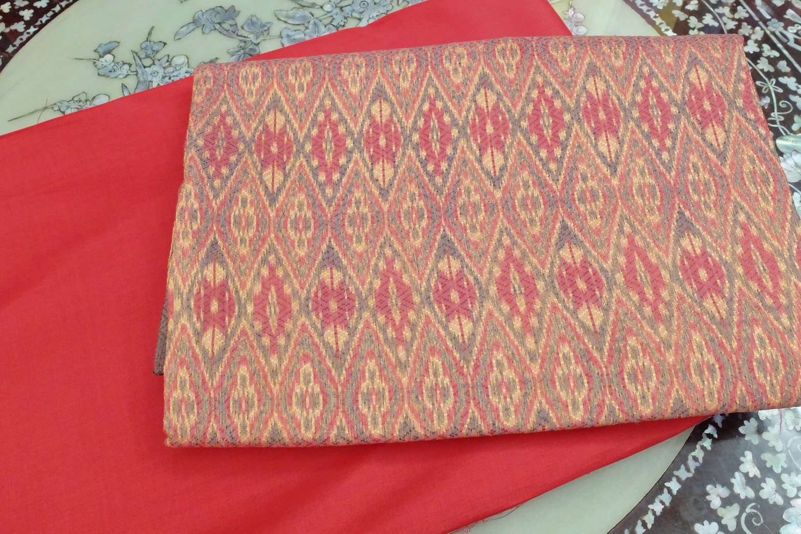 (ผ้าชุด)ผ้าไหมมัดหมี่ ยกดอกลูกแก้ว สีธรรมชาติ (ผ้าลาย 2เมตร+สีพื้น 2เมตร) เฉดสีแดงทอง รหัส L8A-ST-0310686