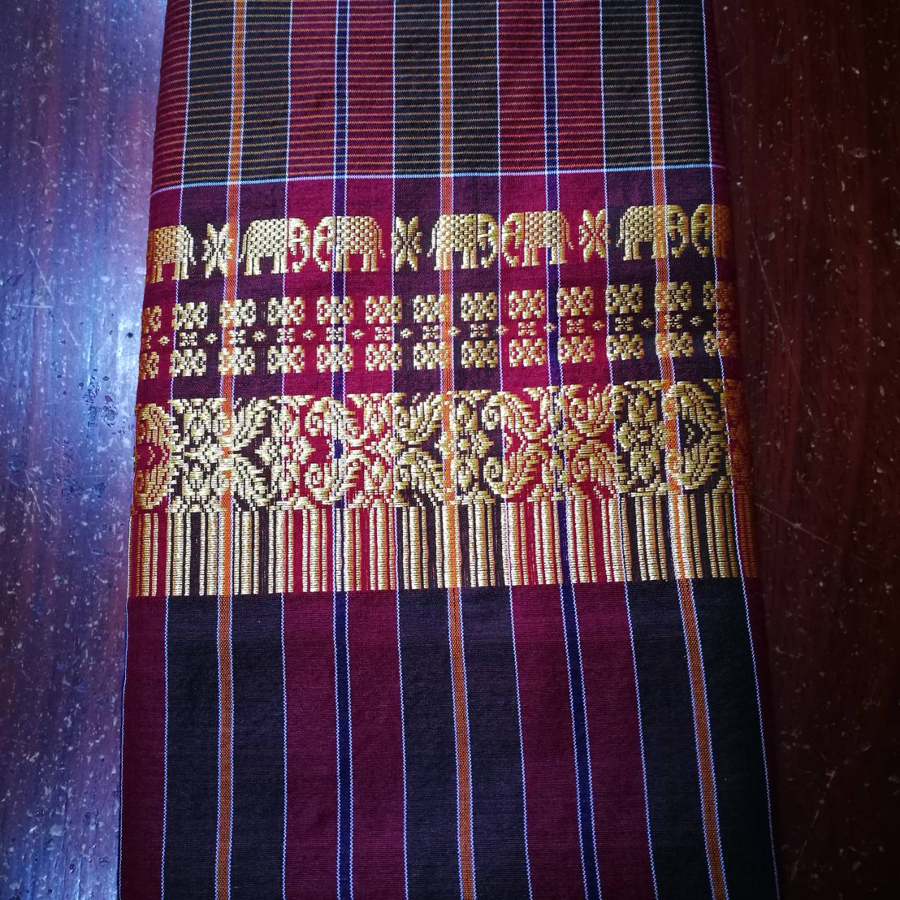 ผ้าขาวม้า ผ้าไหมแท้ เชิงช้างดิ้นทอง ขิดลายช้าง ขนาด 65X200ซม. รหัส R4E-NY-0602671