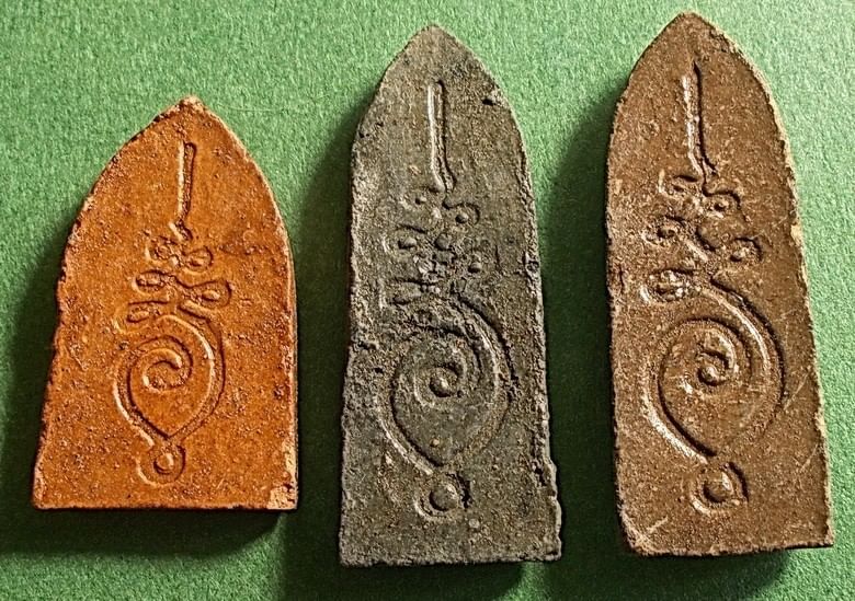 พระประจำวัน เนื้อดินเก้าบัง หลวงปู่คำพันธ์ วัดธาตุมหาชัย นครพนม ปี 2533 มาเป็นชุด 3 องค์