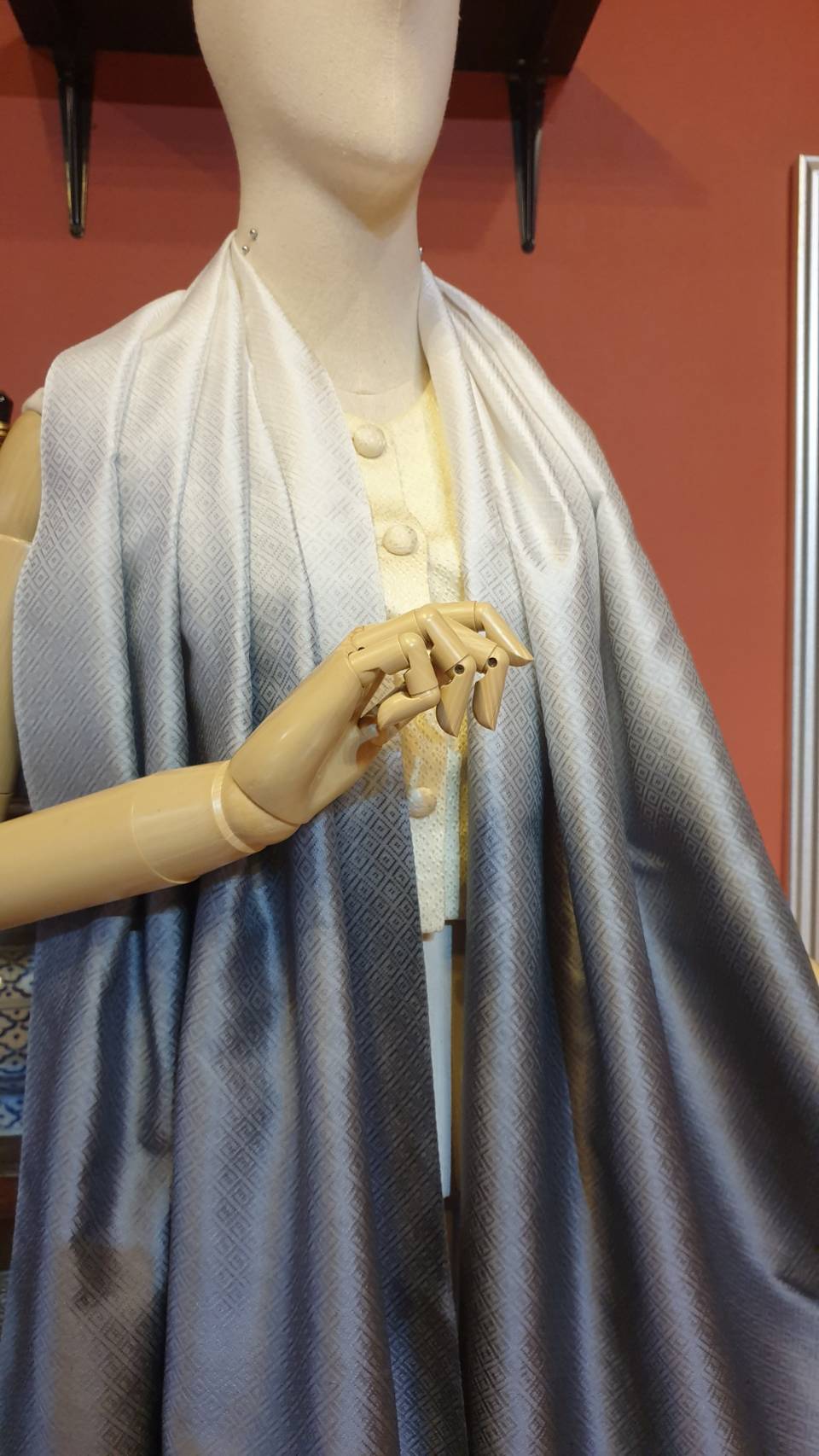 ผ้าคลุมไหล่ไหม ยกดอก มัดย้อม ไล่เฉดสี ขนาด 65x200ซม. สีเทาควัน สีเทาดำ รหัส ZYE-TT0915661