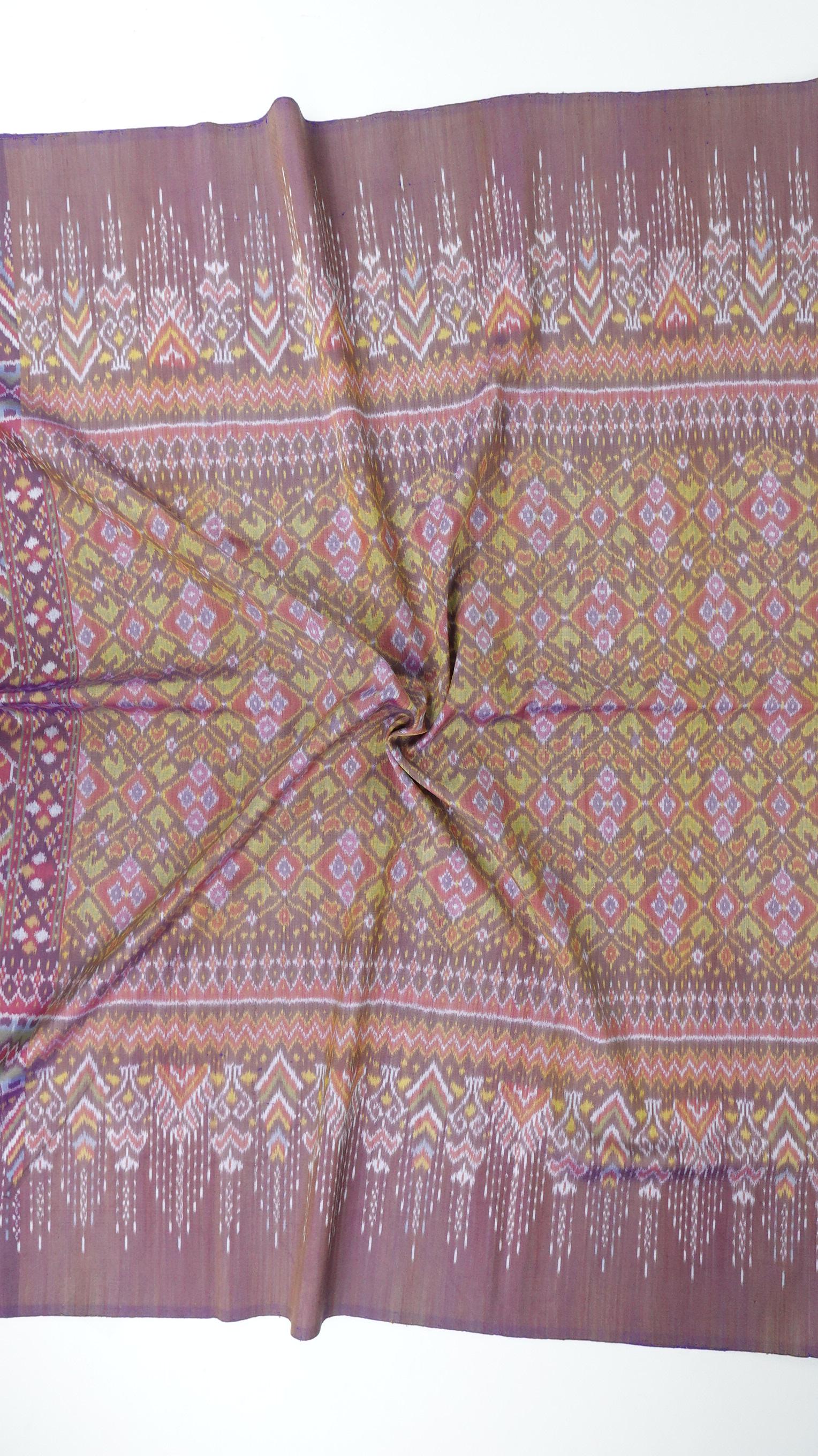 ซิ่น ผ้าไหมมัดหมี่ สีธรรมชาติ 3ตะกอ ทอเหยียบเหาะ มีหน้านาง ชายครุย ขนาด1x2เมตร ลายเต่างอย สีน้ำตาลม่วง รหัส M3P-33-0224688