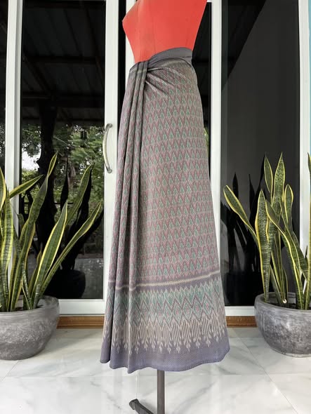 ซิ่น ผ้าไหมมัดหมี่ ทอยกดอกลูกแก้ว สีธรรมชาติ ขนาด 1x2เมตร ลายสร้อยดอกหมาก พื้นสีน้ำงินเทา รหัส L9A-30-1110683