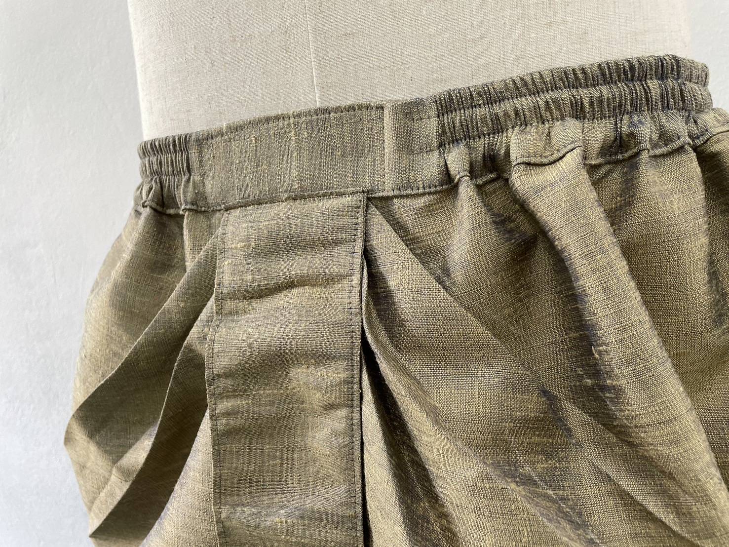 สั่งตัดเย็บ โจงกระเบน เอวยางยืด ติดตะขอ มีซิปซ่อนหลังทบหน้าผ้าโจง ทรงตามแบบ (ไม่รวมผ้า) รหัส CUT-JHN-0730671