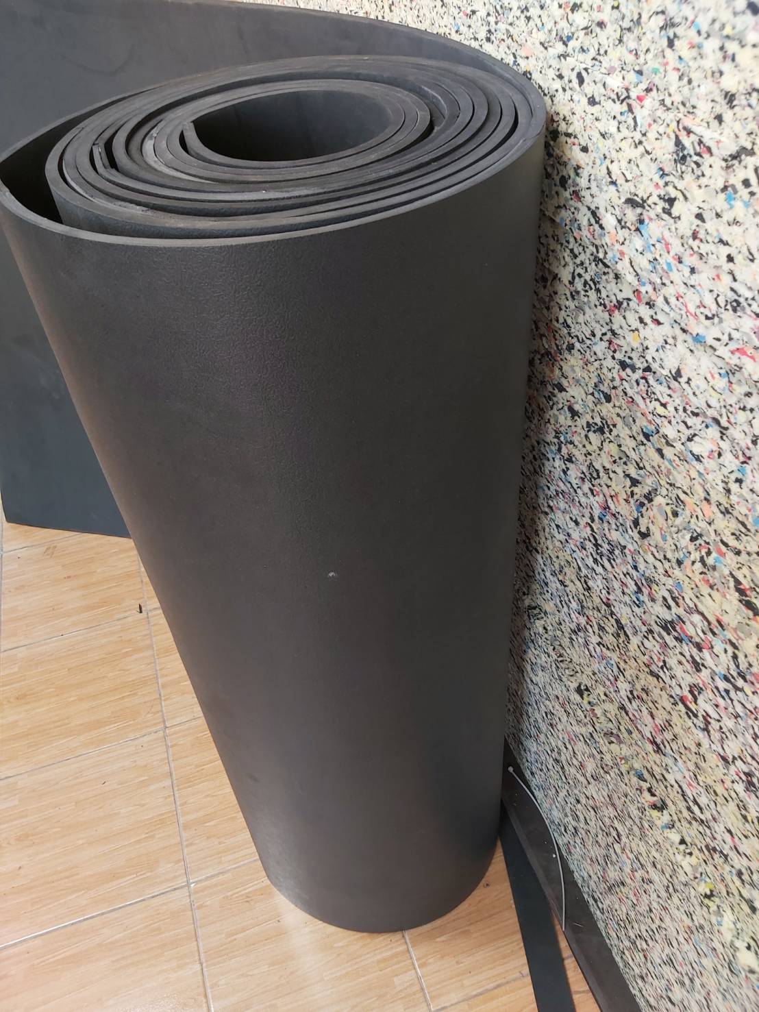 แผ่นยางม้วนปูพื้นฟิตเนสเมตรละ650