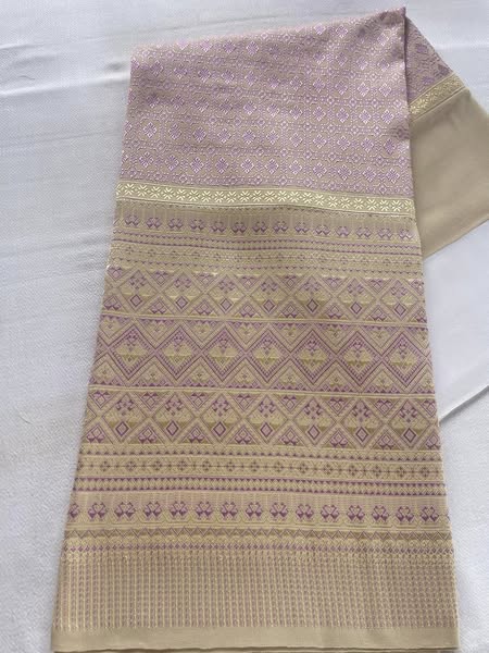 ซิ่นตีนจก ผ้าไหมทั้งผืน (ยืนไหม พุ่งไหม จกไหม) ลายดอกรักแร่ โทนสีชมพูเชิงเหลืองทอง รหัส N9-105-0520682224