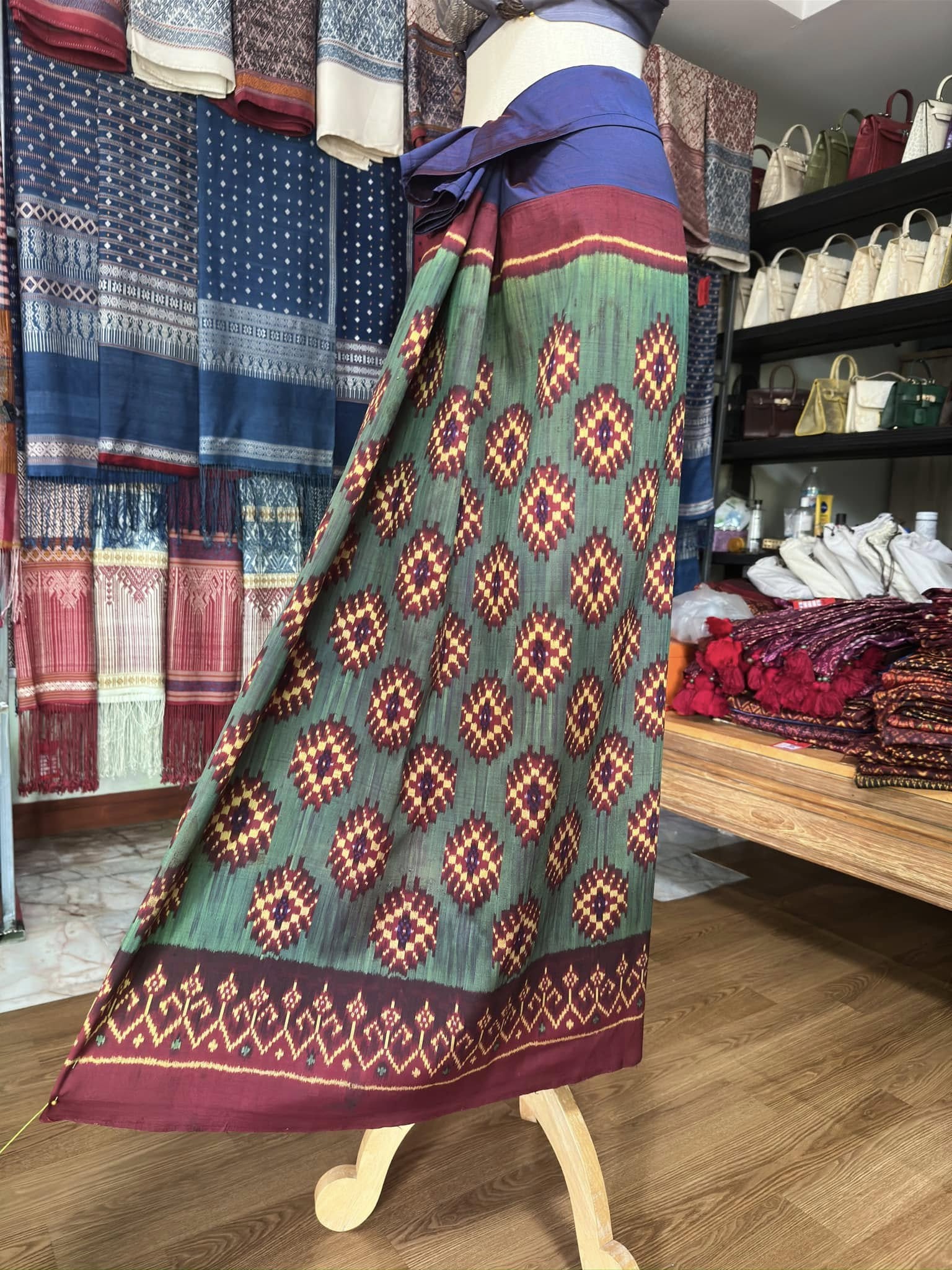 ซิ่น พระตะบอง ผ้าจามทอสามตะกอ ขนาด 115x155ซม พื้นสีน้ำเงินเขียว รหัส N9-SIL-AJ2