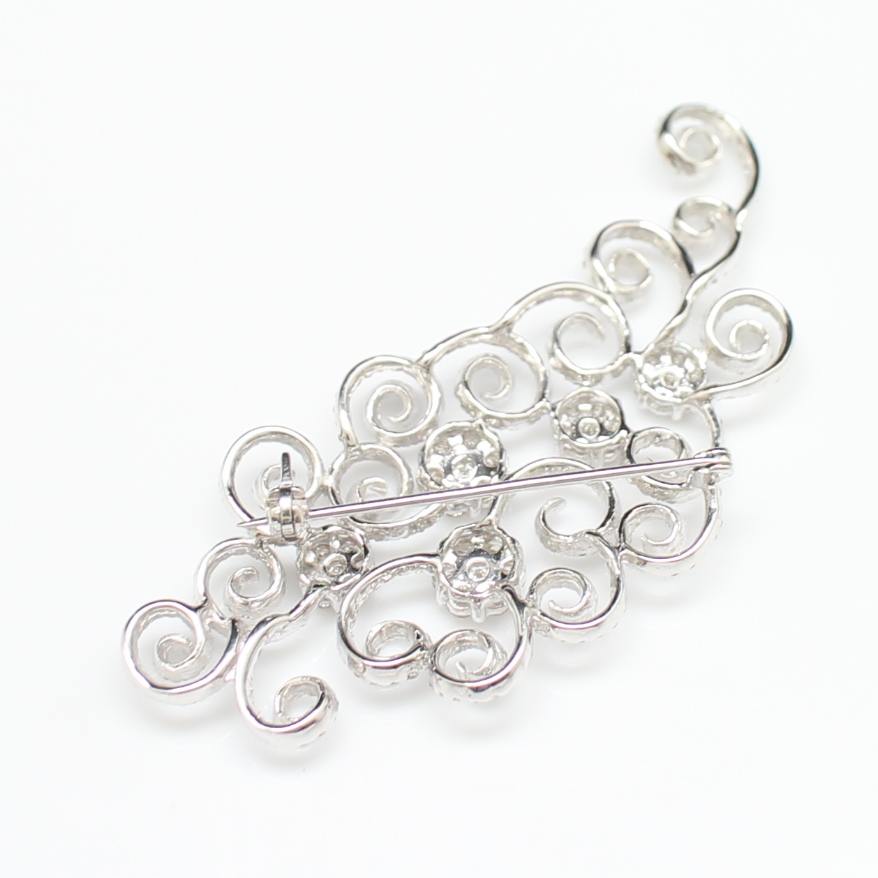 CL25041 เข็มกลัดเพชรดอกไม้ เพชรรวม 3.64 กะรัต ทองแท้ 18k นน.รวม 11.6 กรัม เพชรขาว ไฟดีมาก