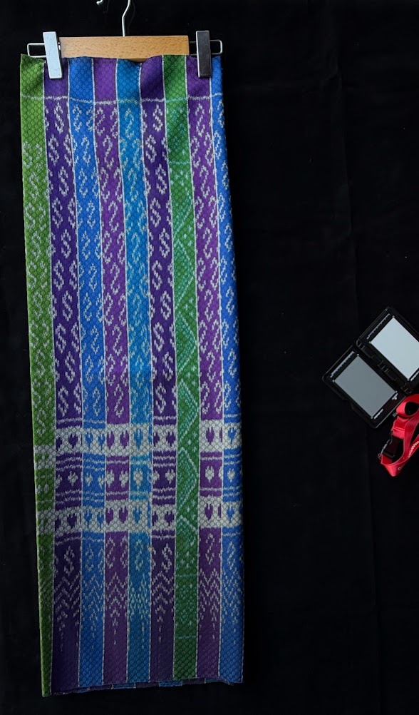 ซิ่น ผ้าไหมมัดหมี่ ทอยกดอก 6ตะกอ ขนาด 1x2 เมตร ลายขอพระราชทานคั่นน้ำไหล สีคละสี รหัส PCS-NY-11226812