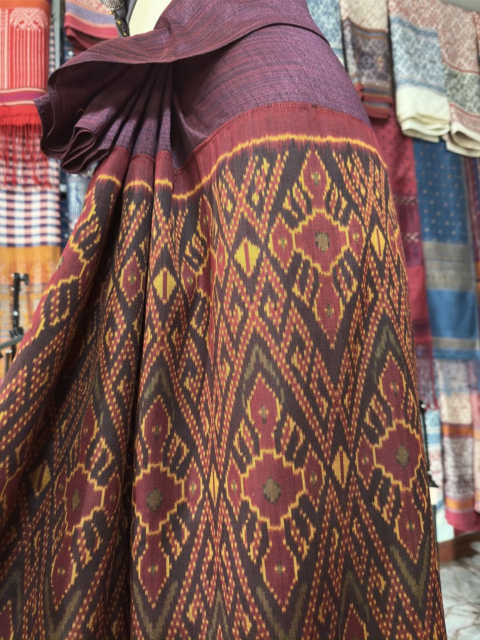 ซิ่น พระตะบอง ผ้าจามทอสามตะกอ ขนาด 110x170ซม พื้นสีม่วงเข้ม รหัส N9-SIL-AJ16