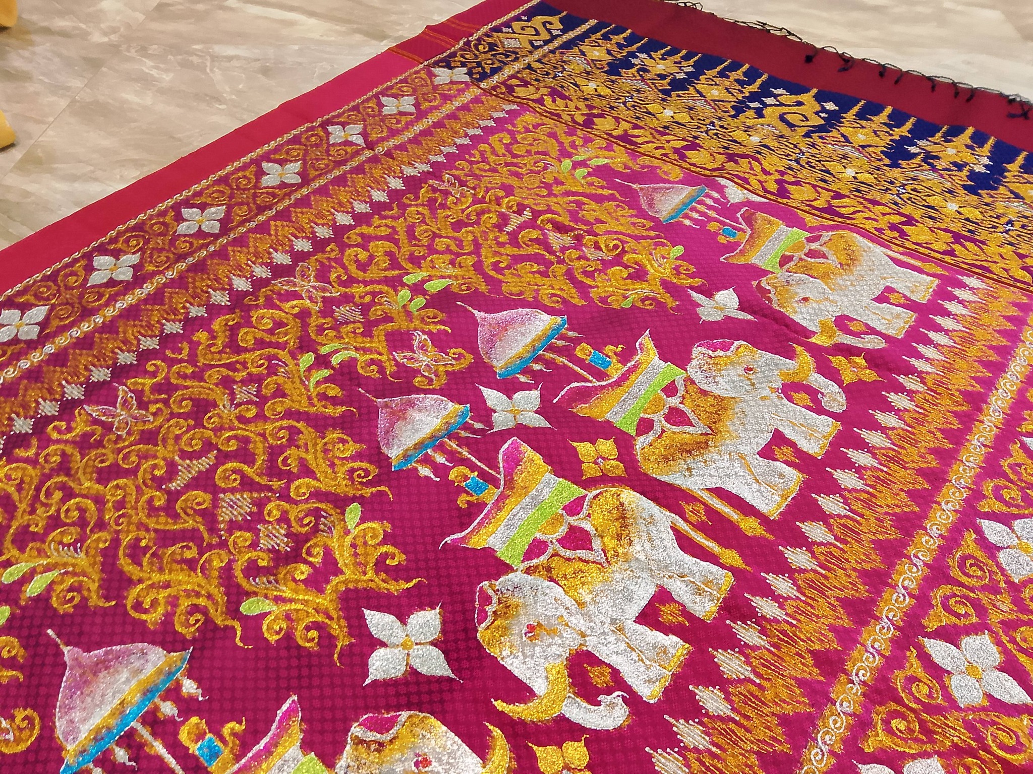 ซิ่น ผ้าไหมมัดหมี่ งานเขียนทอง ทอยกดอก ขนาด 1x2เมตร ลายช้าง มีหน้านางชายครุย พื้นสีชมพู รหัส M2A-43-0506681317