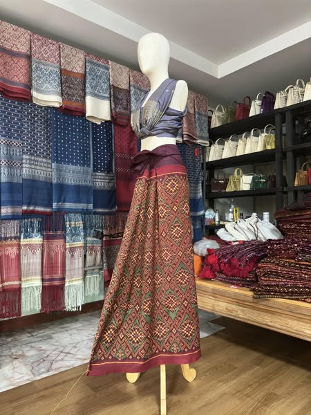 ซิ่น พระตะบอง ผ้าจามทอสามตะกอ ขนาด 115x165ซม พื้นสีม่วงแดง รหัส N9-SIL-AJ5